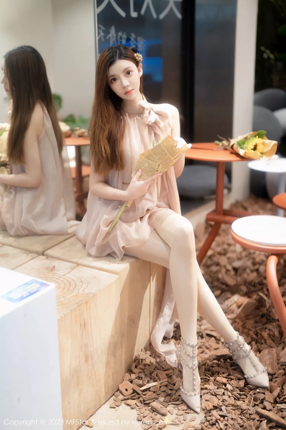 秀人集.com_[MFStar模范学院]Vol.603_模特加朵babe深色露肩连衣短裙配超薄肉丝秀凹凸身材诱惑写真65P