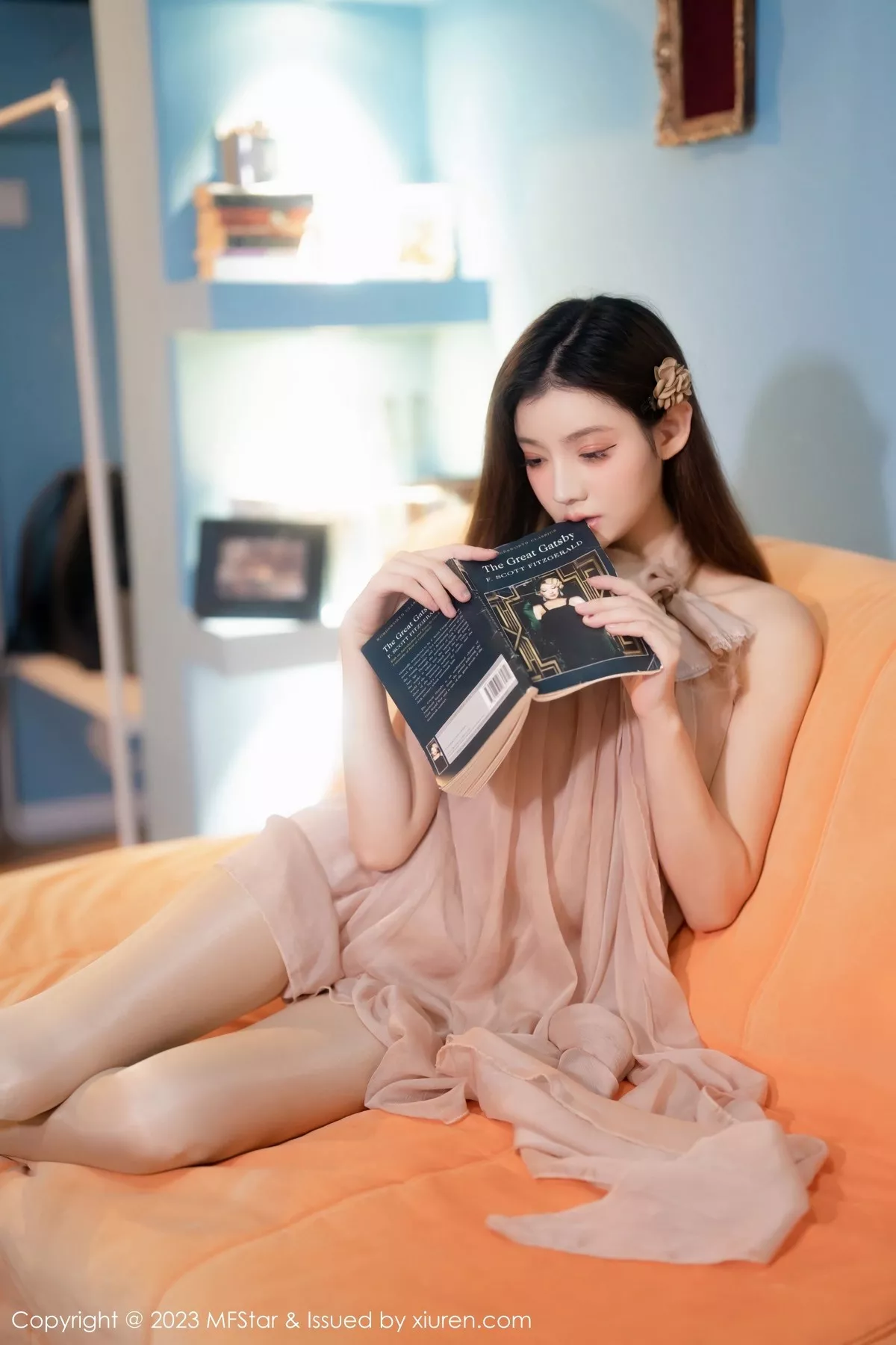 秀人集.com_[MFStar模范学院]Vol.603_模特加朵babe深色露肩连衣短裙配超薄肉丝秀凹凸身材诱惑写真65P