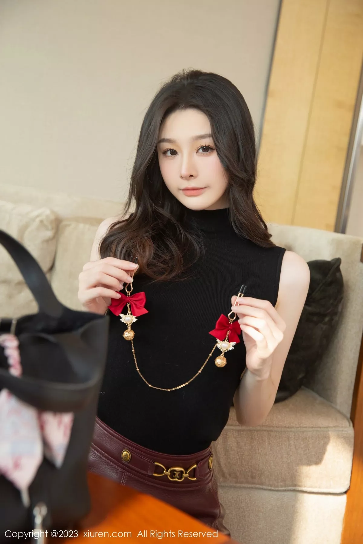 秀人集.com_[XiuRen秀人网]No.6530_模特是小逗逗黑色收身衣配红短裙露开档黑丝秀曼妙身姿诱惑写真88P