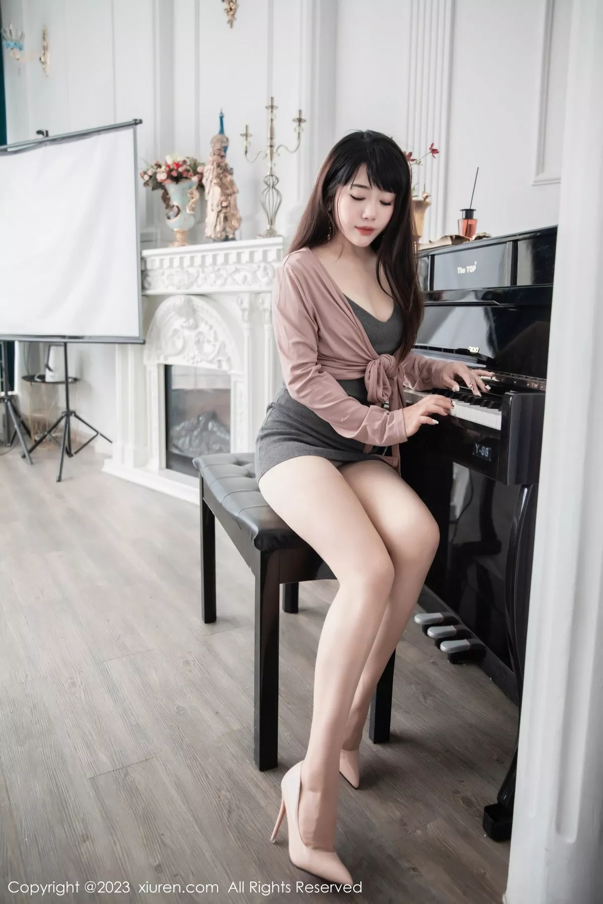 秀人集.com_[XiuRen秀人网]No.6532_模特严利娅Yuliya钢琴师角色灰色连身短裙秀曼妙身姿诱惑写真72P