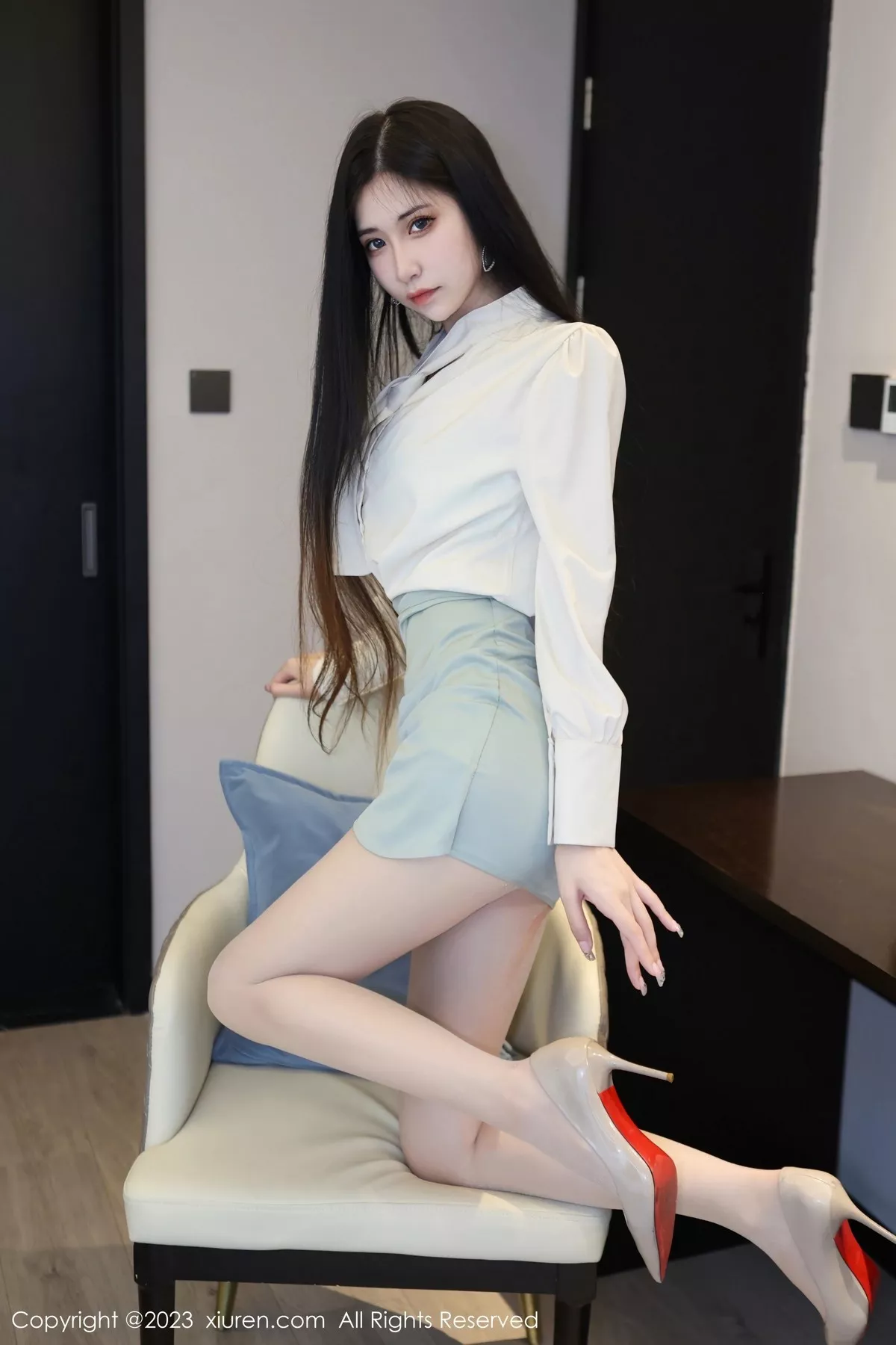 秀人集.com_[XiuRen秀人网]No.6547_模特依娜Yina性感浅色上衣配灰绿短裙露蕾丝内衣完美诱惑写真88P