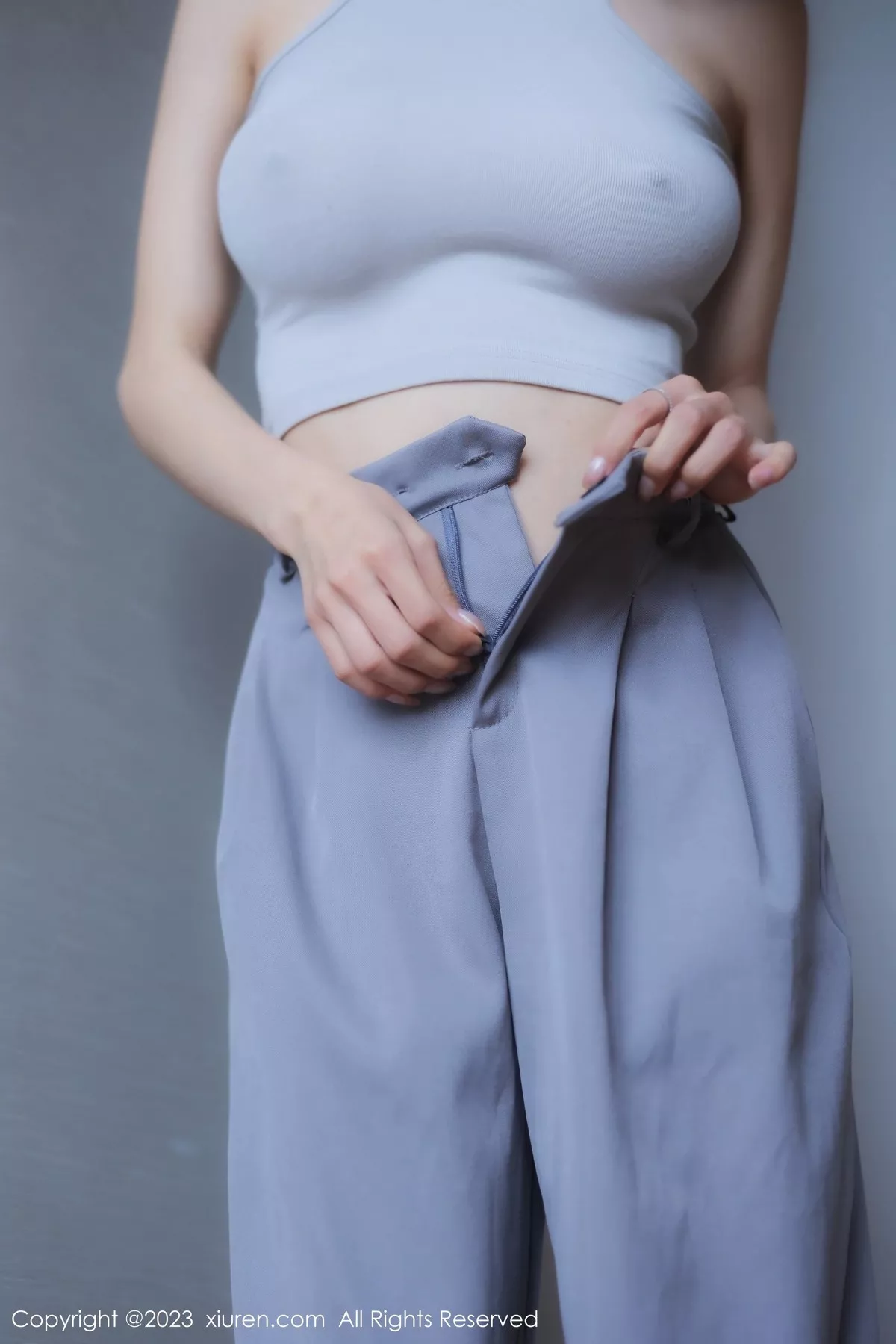 秀人集.com_[XiuRen秀人网]No.6552_模特Lingyu69蓝灰短款上衣配灰色长裤秀惹火身材撩人诱惑写真80P