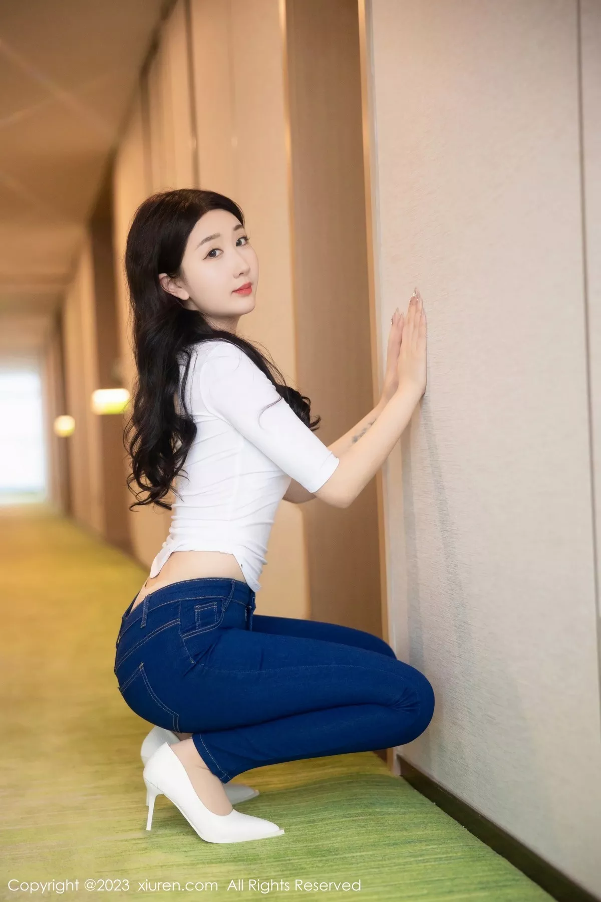 秀人集.com_[XiuRen秀人网]No.6570_模特江真真白色上衣配牛仔裤露超薄无内肉丝秀翘臀诱惑写真83P