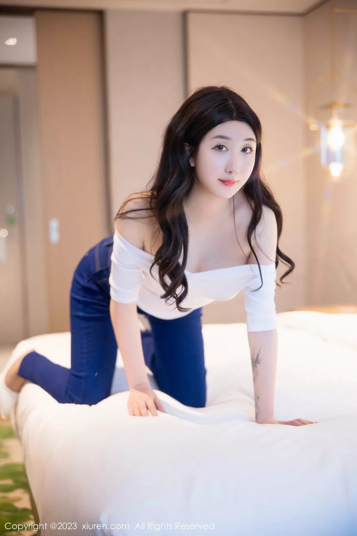 秀人集.com_[XiuRen秀人网]No.6570_模特江真真白色上衣配牛仔裤露超薄无内肉丝秀翘臀诱惑写真83P