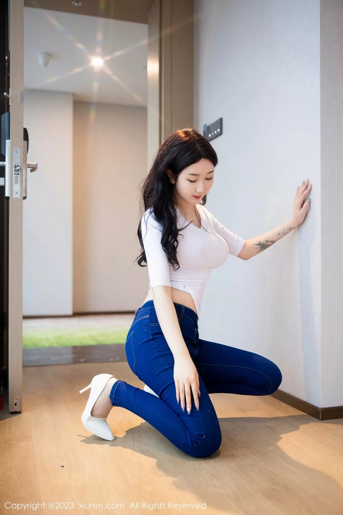 秀人集.com_[XiuRen秀人网]No.6570_模特江真真白色上衣配牛仔裤露超薄无内肉丝秀翘臀诱惑写真83P