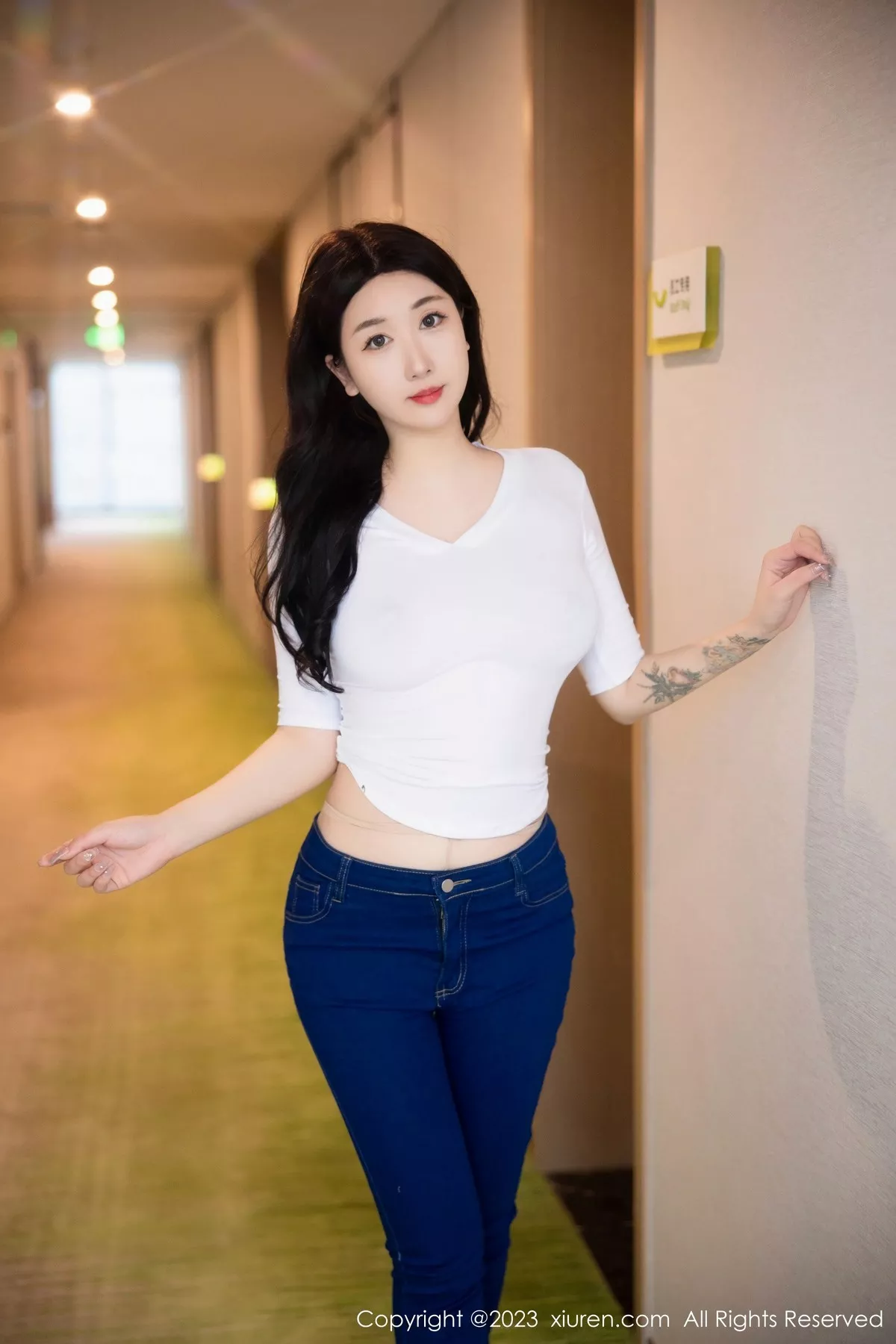 秀人集.com_[XiuRen秀人网]No.6570_模特江真真白色上衣配牛仔裤露超薄无内肉丝秀翘臀诱惑写真83P