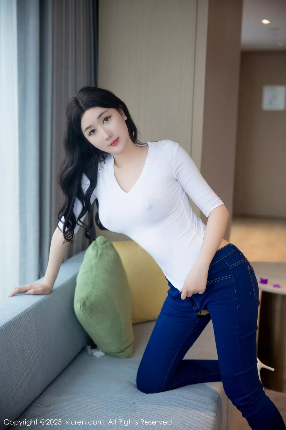 秀人集.com_[XiuRen秀人网]No.6570_模特江真真白色上衣配牛仔裤露超薄无内肉丝秀翘臀诱惑写真83P