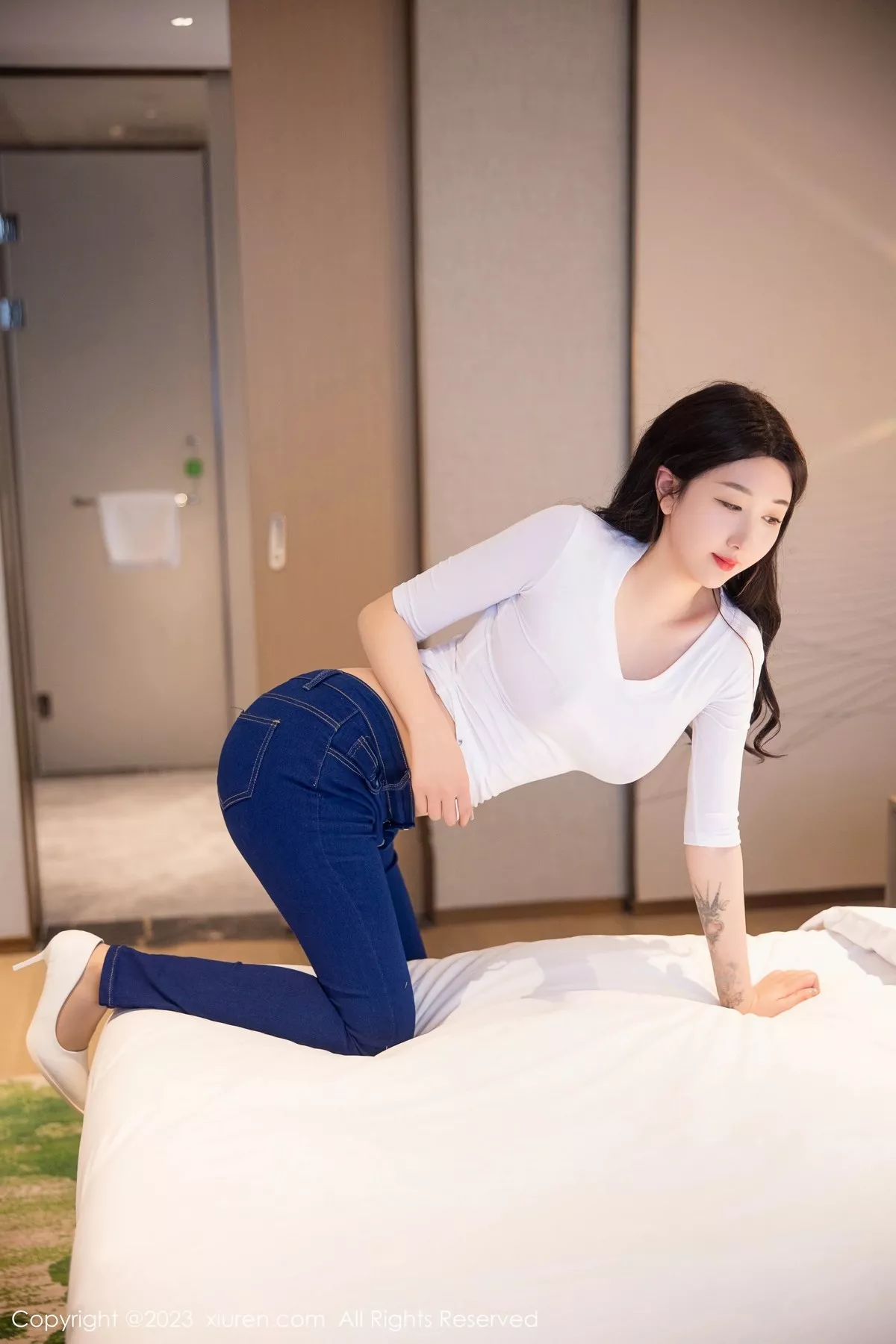 秀人集.com_[XiuRen秀人网]No.6570_模特江真真白色上衣配牛仔裤露超薄无内肉丝秀翘臀诱惑写真83P