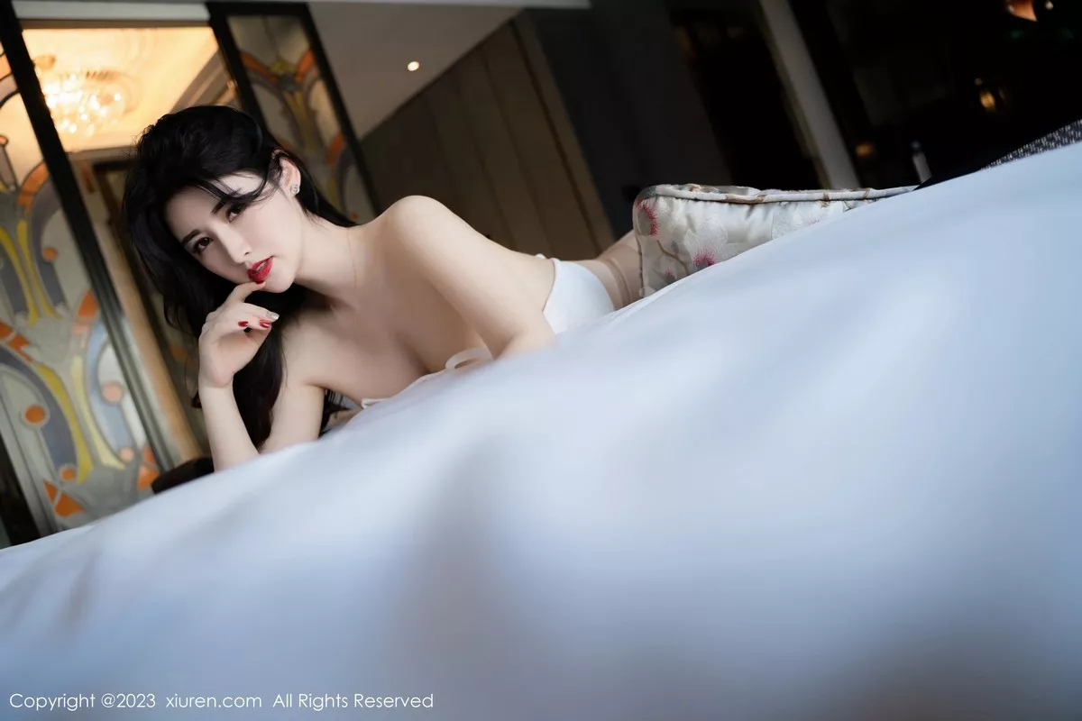 秀人集.com_[XiuRen秀人网]No.6568_模特诗诗kiki白色上衣配黑皮短裙露超薄肉丝秀惹火身材诱惑写真57P