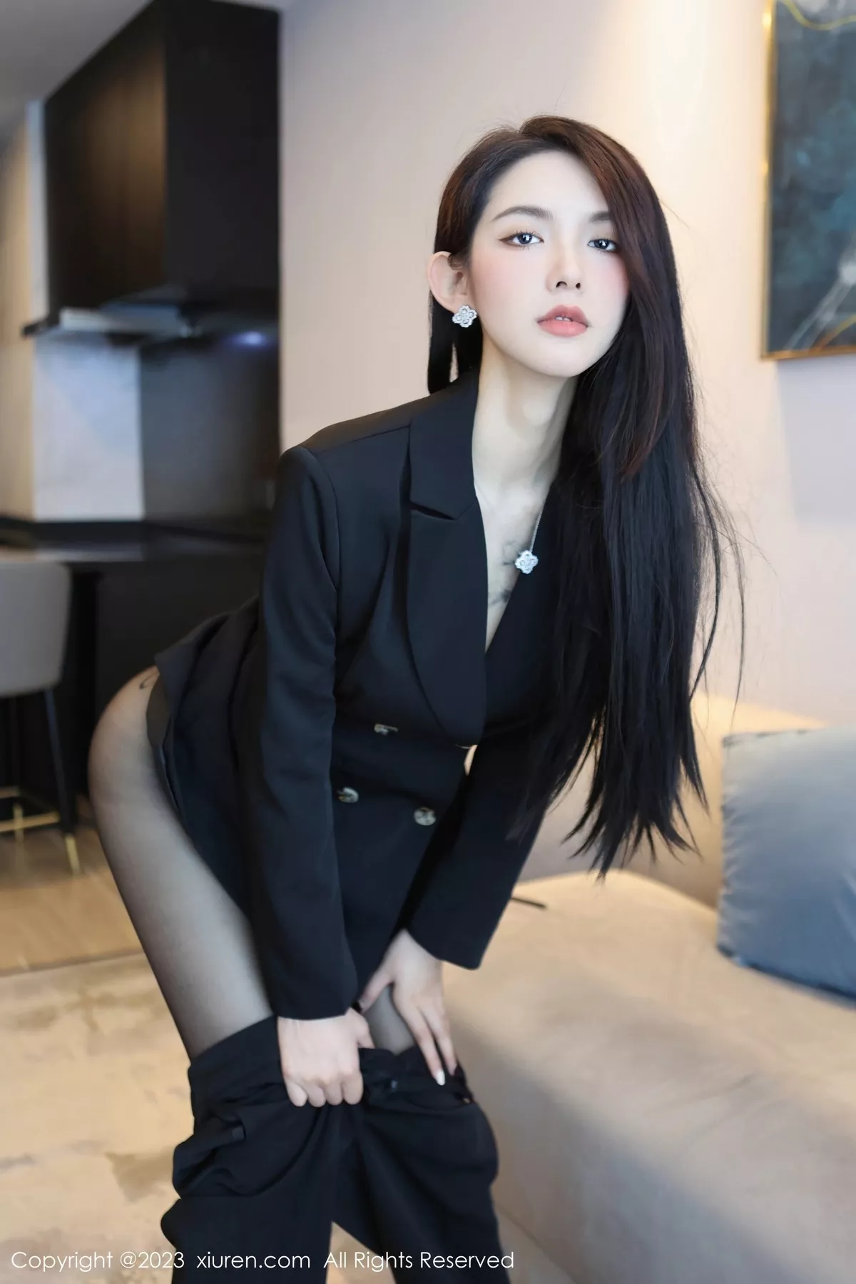 秀人集.com_[XiuRen秀人网]No.6576_模特乔一一脱深色服饰露性感灰色蕾丝内衣配超薄黑丝诱惑写真83P