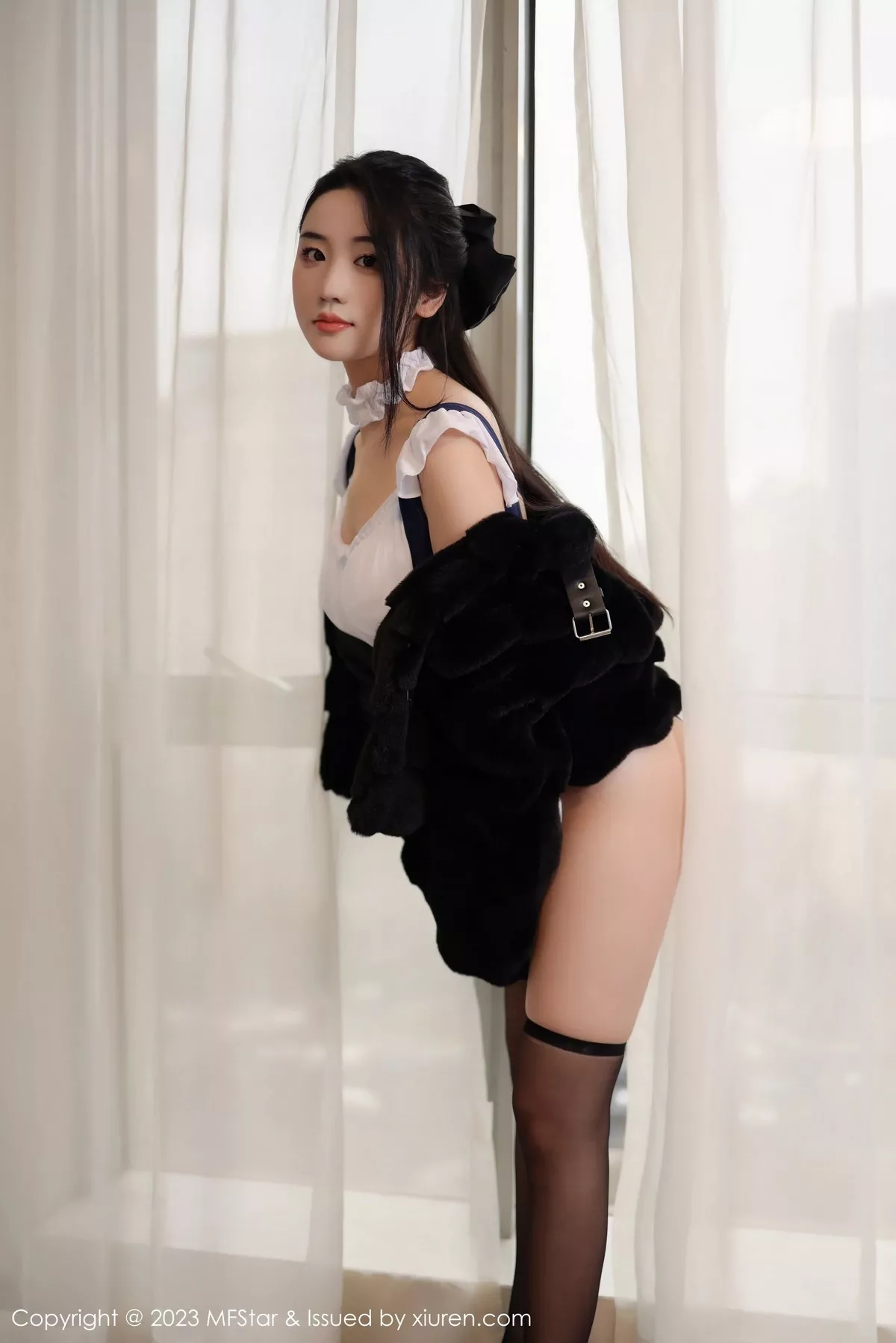 秀人集.com_[MFStar模范学院]Vol.609_模特汐汐爱吃草莓黑白拼色女仆服配黑丝袜秀丰腴美臀诱惑写真71P