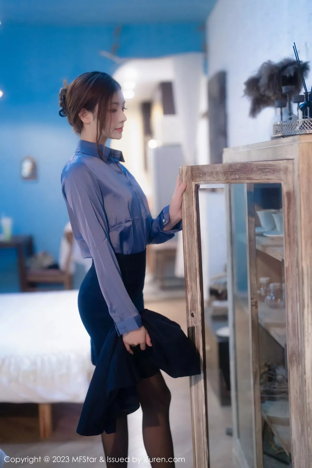 秀人集.com_[MFStar模范学院]Vol.610_模特加朵babe性感蓝T配黑短裙露黑丝吊袜秀凹凸身材诱惑写真54P