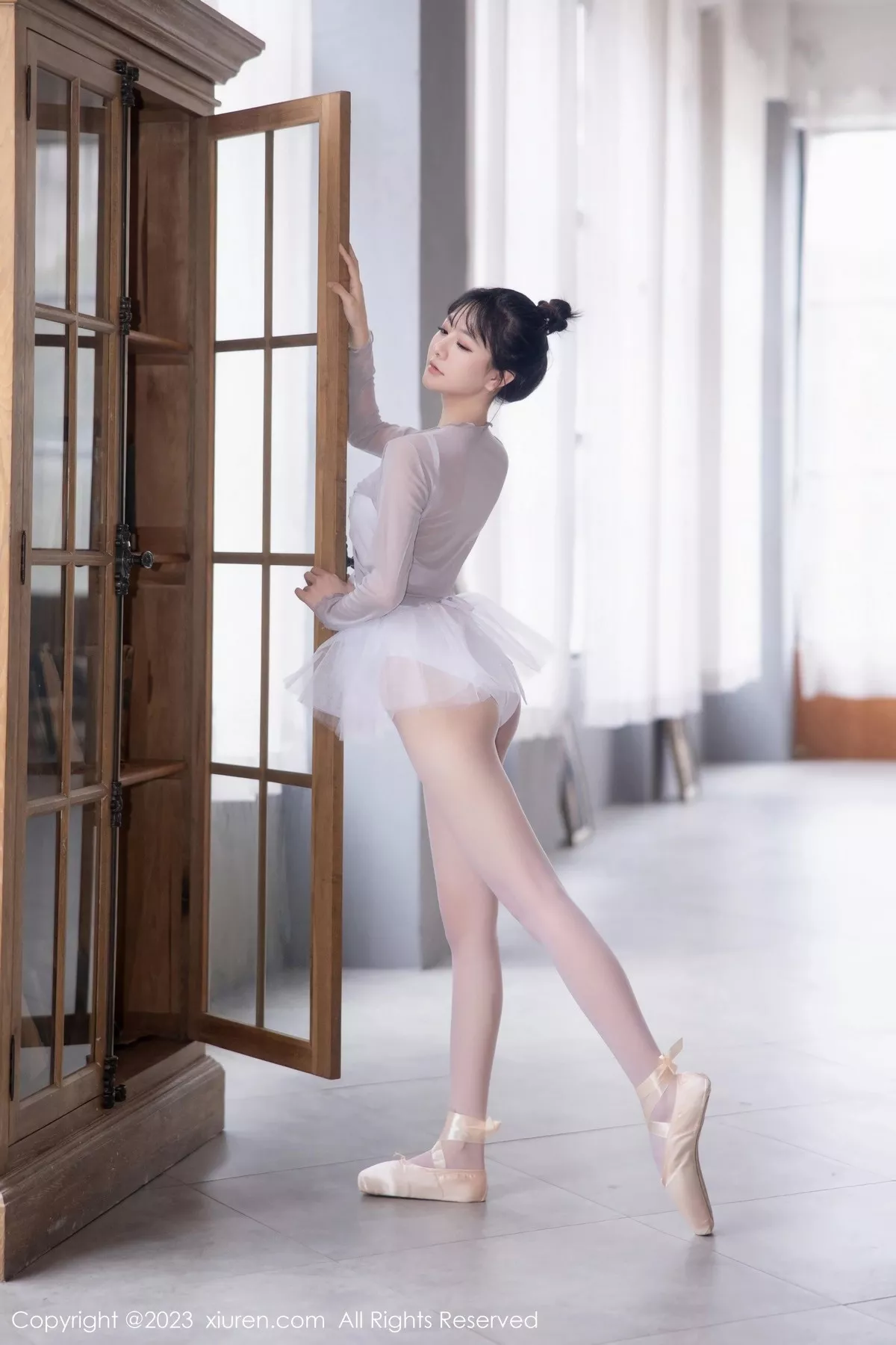 秀人集.com_[XiuRen秀人网]No.6592_模特谢小蒽性感淡灰色芭蕾舞裙配白色丝袜秀曼妙身姿诱惑写真91P
