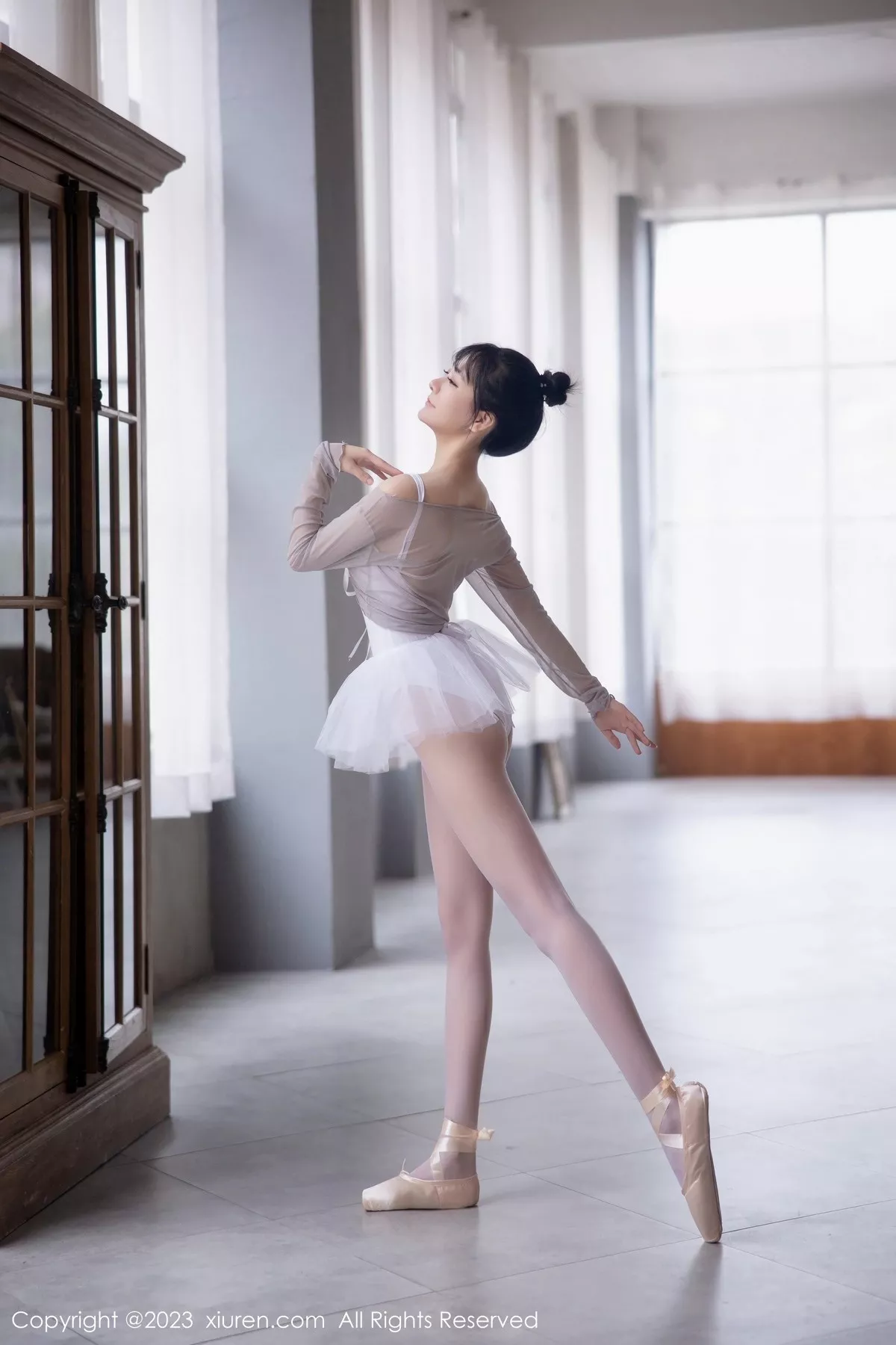 秀人集.com_[XiuRen秀人网]No.6592_模特谢小蒽性感淡灰色芭蕾舞裙配白色丝袜秀曼妙身姿诱惑写真91P