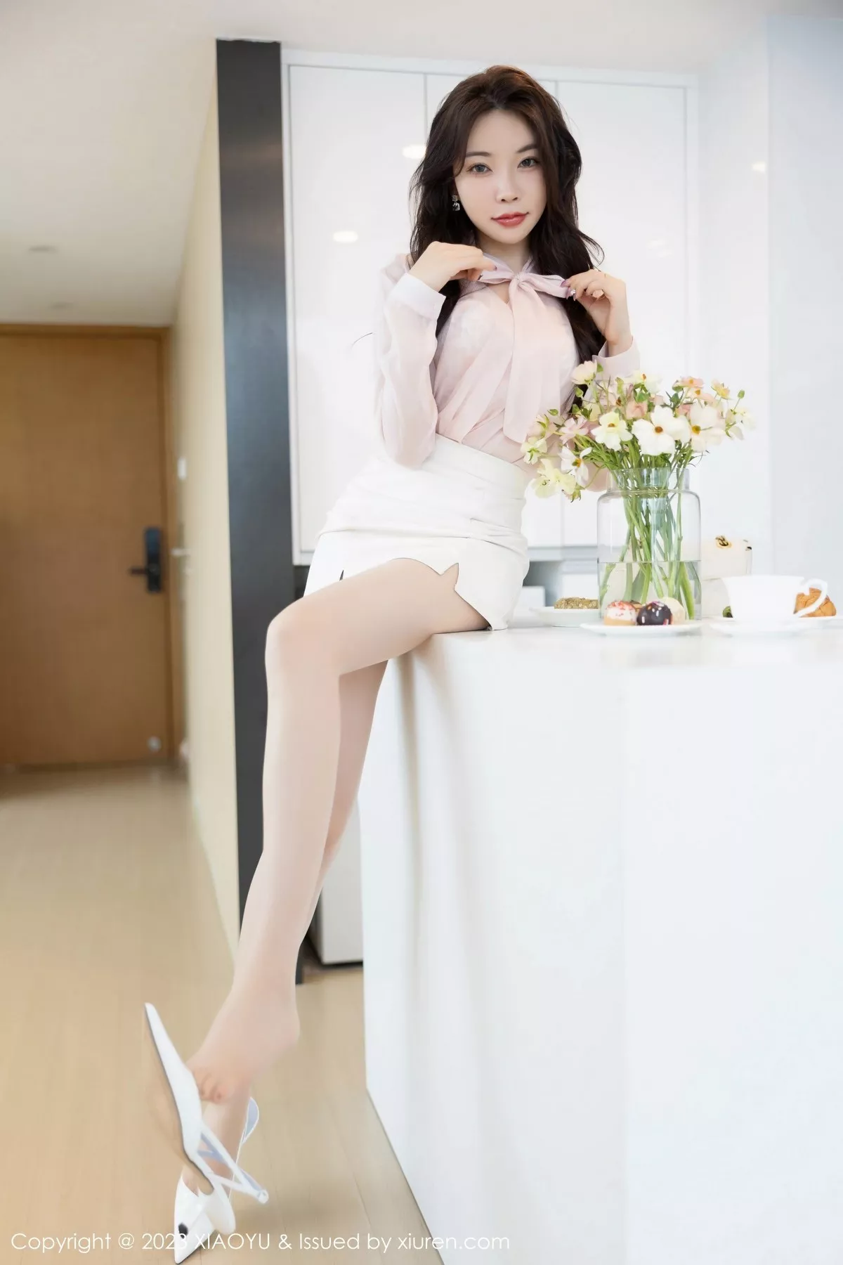 秀人集.com_[XiaoYu画语界]Vol.1009_女神徐莉芝Booty粉色衬衫露白色蕾丝内衣秀曼妙身姿迷人写真82P