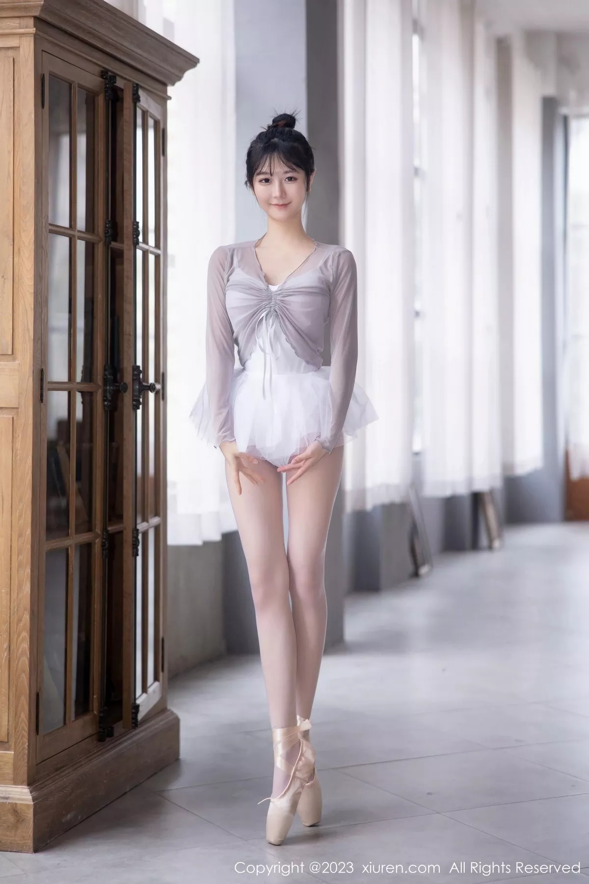 秀人集.com_[XiuRen秀人网]No.6592_模特谢小蒽性感淡灰色芭蕾舞裙配白色丝袜秀曼妙身姿诱惑写真91P