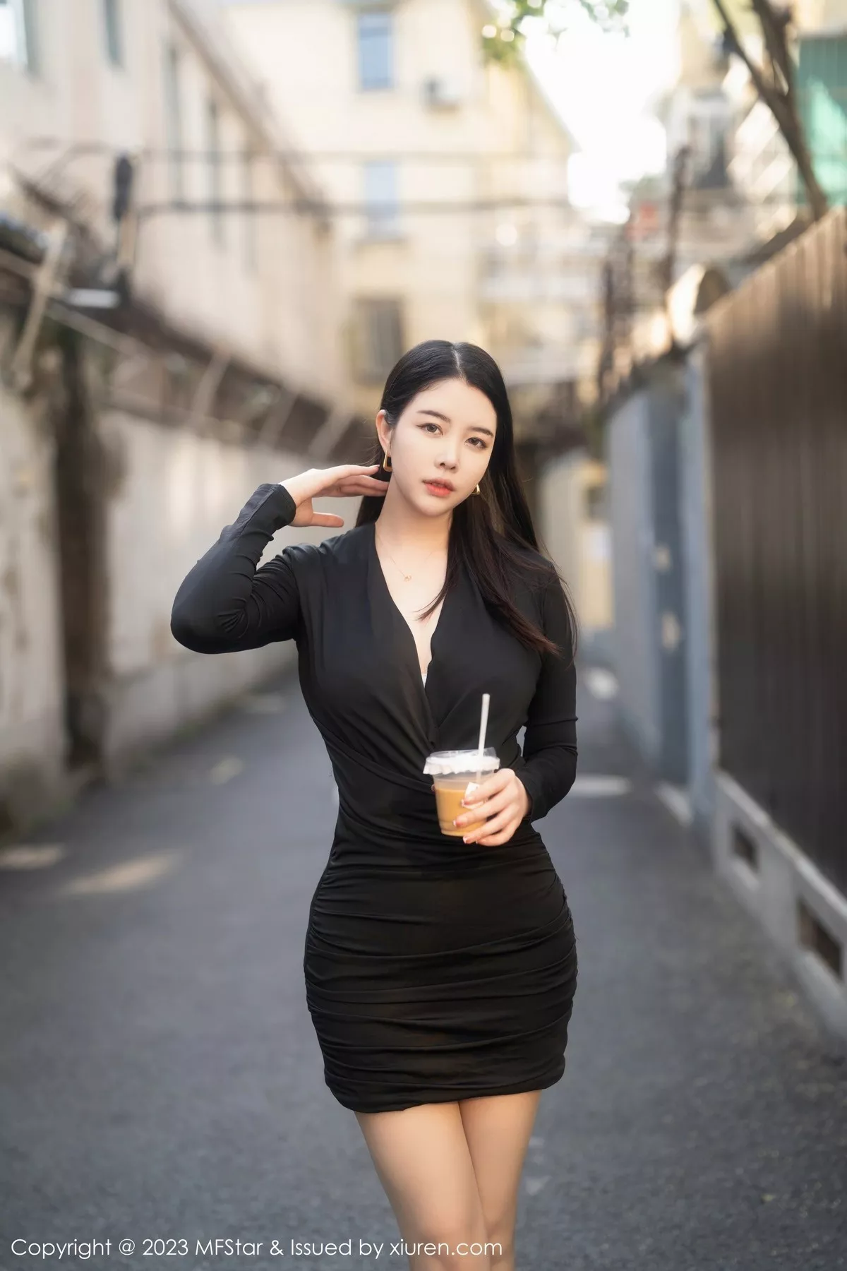 秀人集.com_[MFStar模范学院]Vol.596_模特樱桃小犊子性感黑色低胸服配超薄黑丝秀丰腴身姿诱惑写真58P