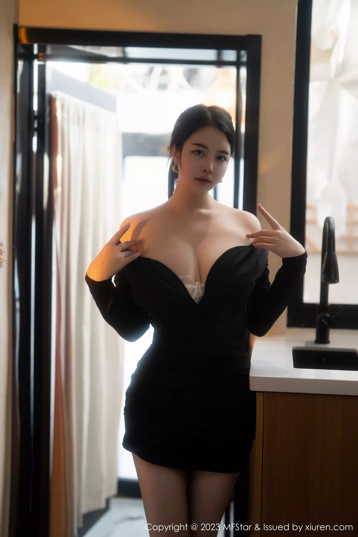 秀人集.com_[MFStar模范学院]Vol.596_模特樱桃小犊子性感黑色低胸服配超薄黑丝秀丰腴身姿诱惑写真58P