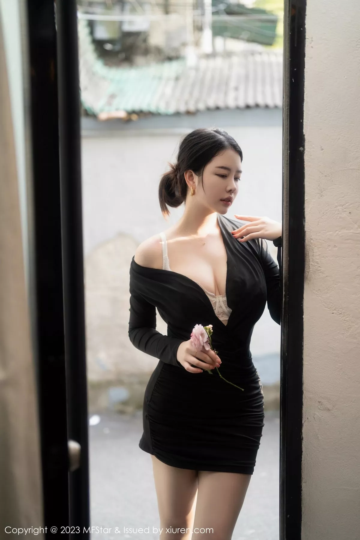 秀人集.com_[MFStar模范学院]Vol.596_模特樱桃小犊子性感黑色低胸服配超薄黑丝秀丰腴身姿诱惑写真58P
