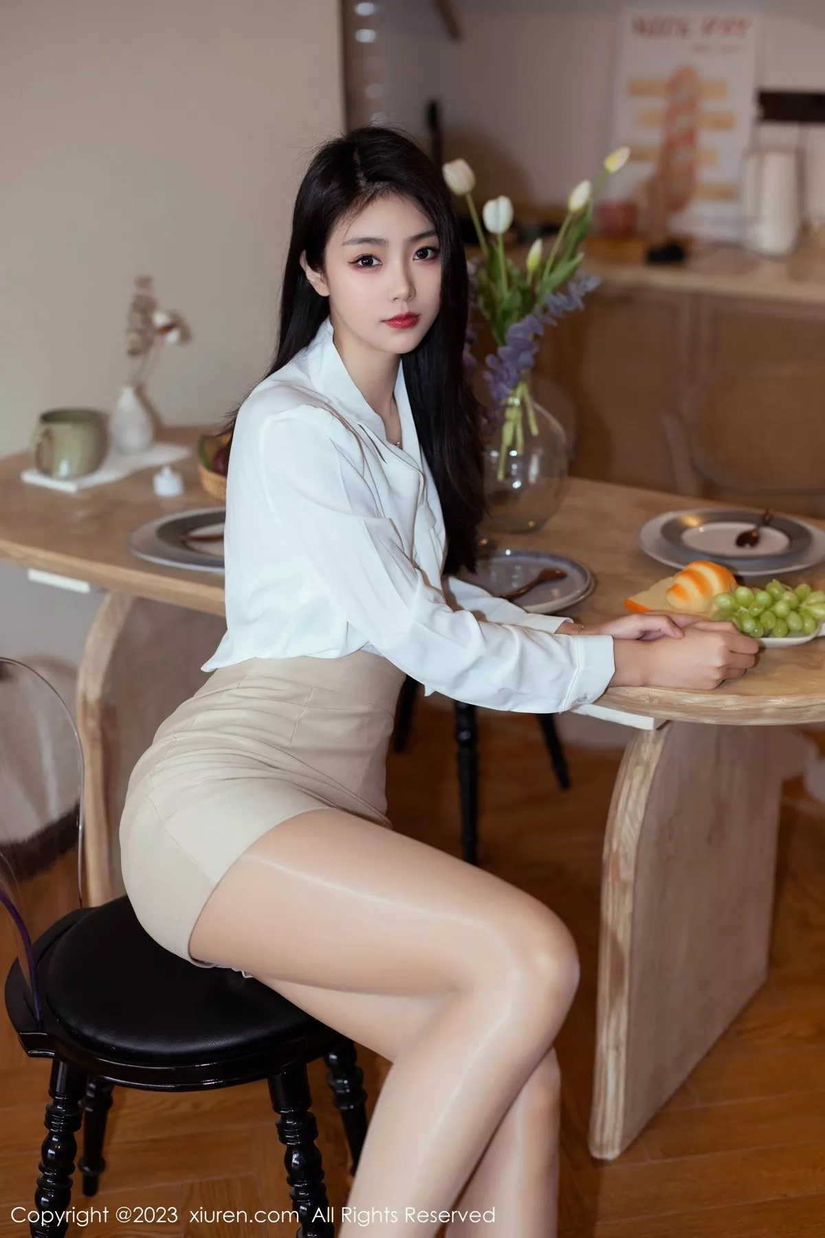 秀人集.com_[XiuRen秀人网]No.6465_模特可乐Vicky性感白T配浅黄色短裙露闪亮肉丝秀美腿诱惑写真64P