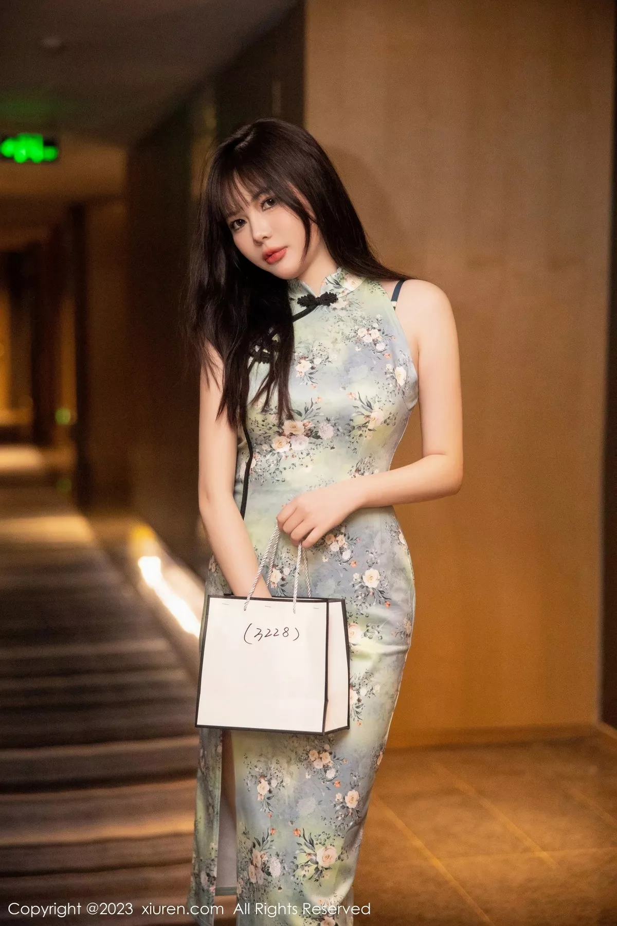 秀人集.com_[XiuRen秀人网]No.6464_模特Arude薇薇绿灰色旗袍露黑色蕾丝内衣秀曼妙身姿诱惑写真69P