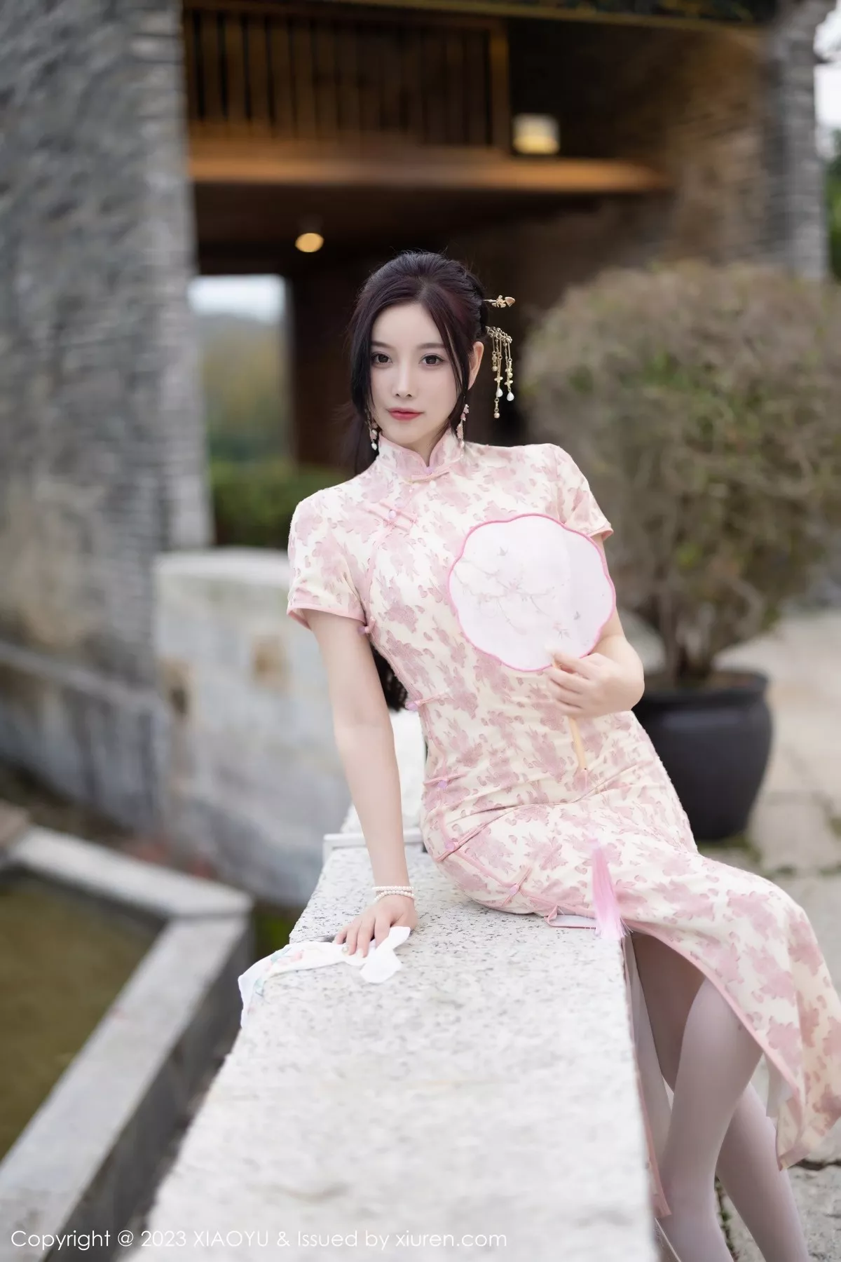 秀人集.com_[XiaoYu画语界]Vol.993_女神杨晨晨Yome脱浅色旗袍露白色蕾丝内衣配白丝吊袜诱惑写真90P