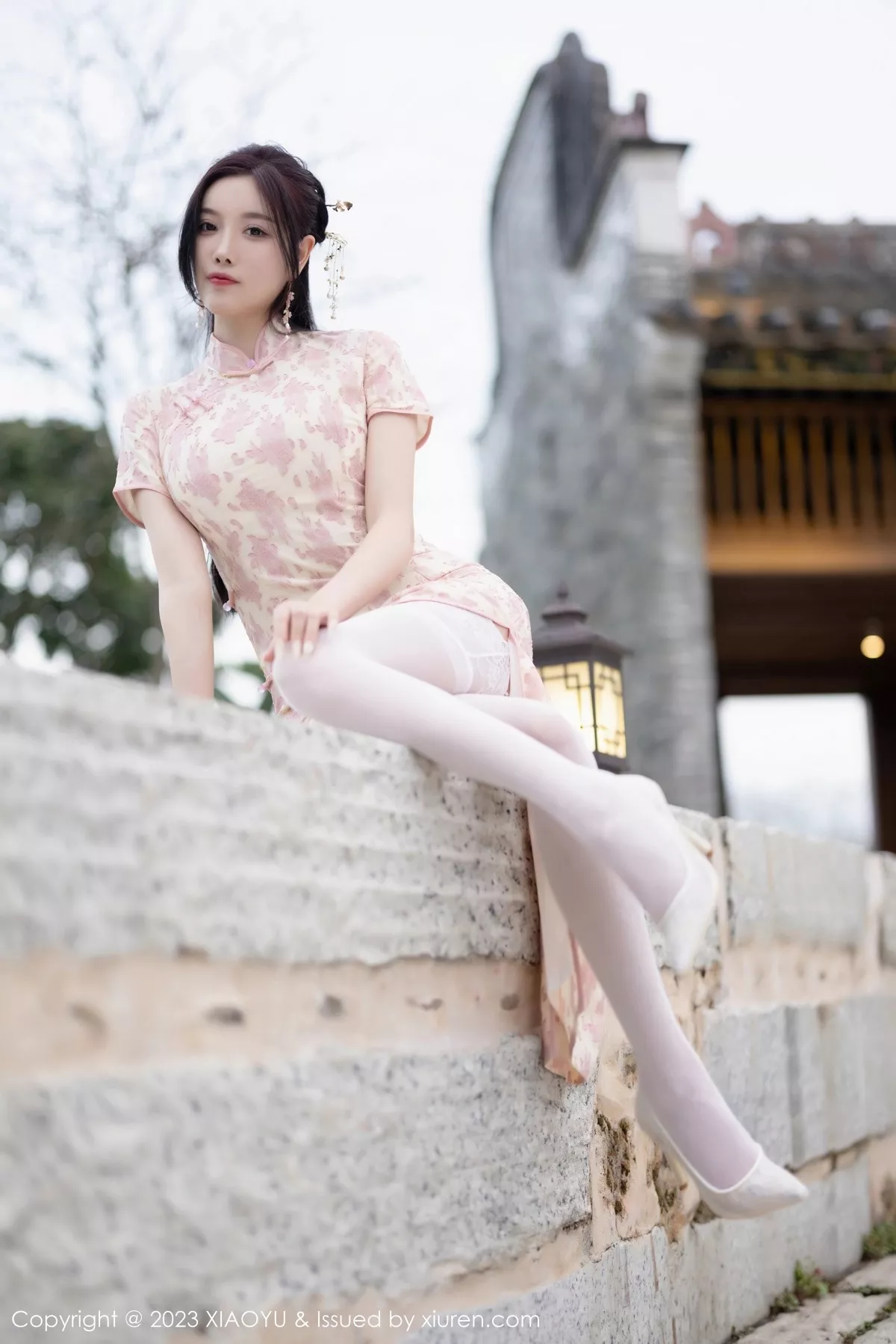 秀人集.com_[XiaoYu画语界]Vol.993_女神杨晨晨Yome脱浅色旗袍露白色蕾丝内衣配白丝吊袜诱惑写真90P