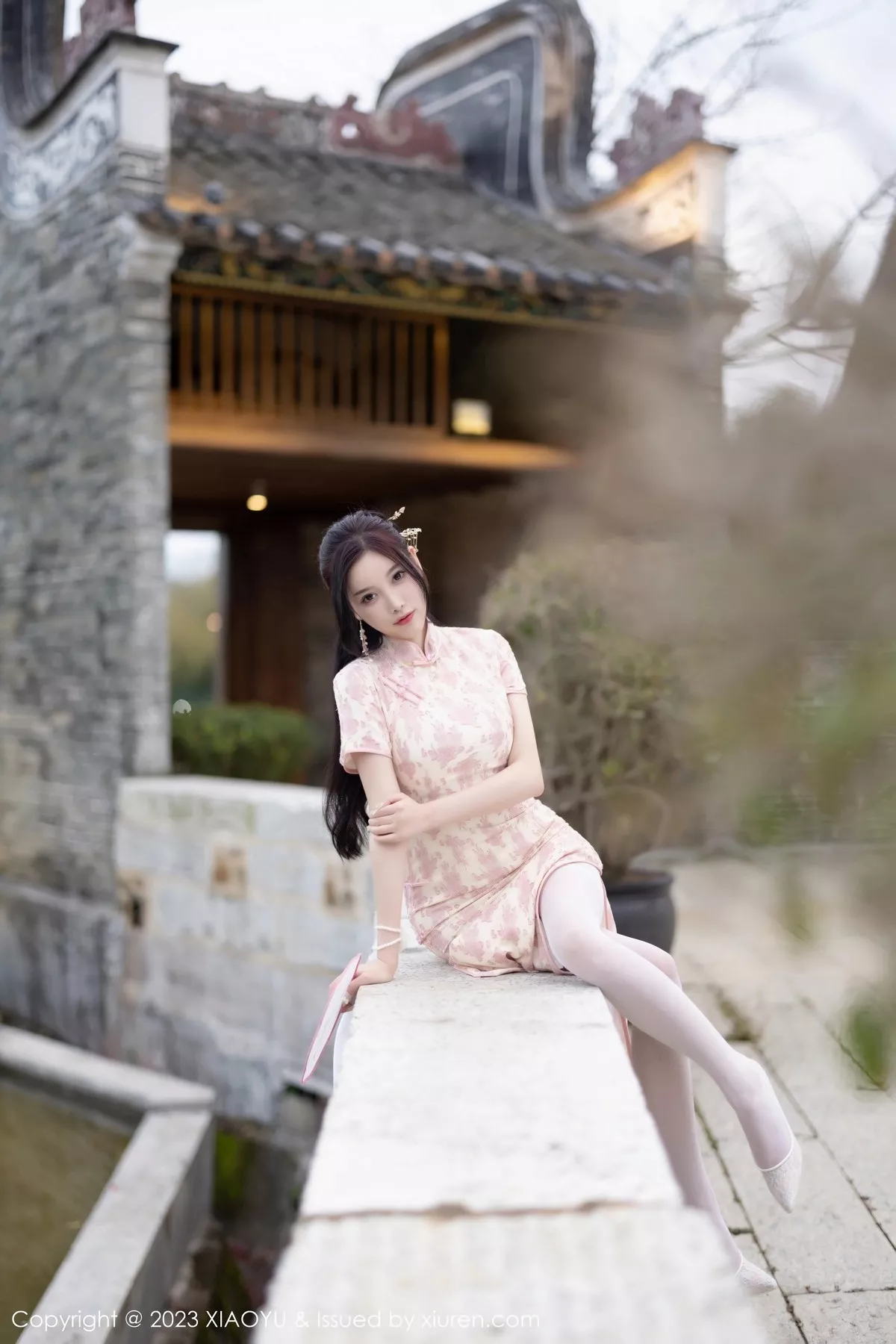 秀人集.com_[XiaoYu画语界]Vol.993_女神杨晨晨Yome脱浅色旗袍露白色蕾丝内衣配白丝吊袜诱惑写真90P