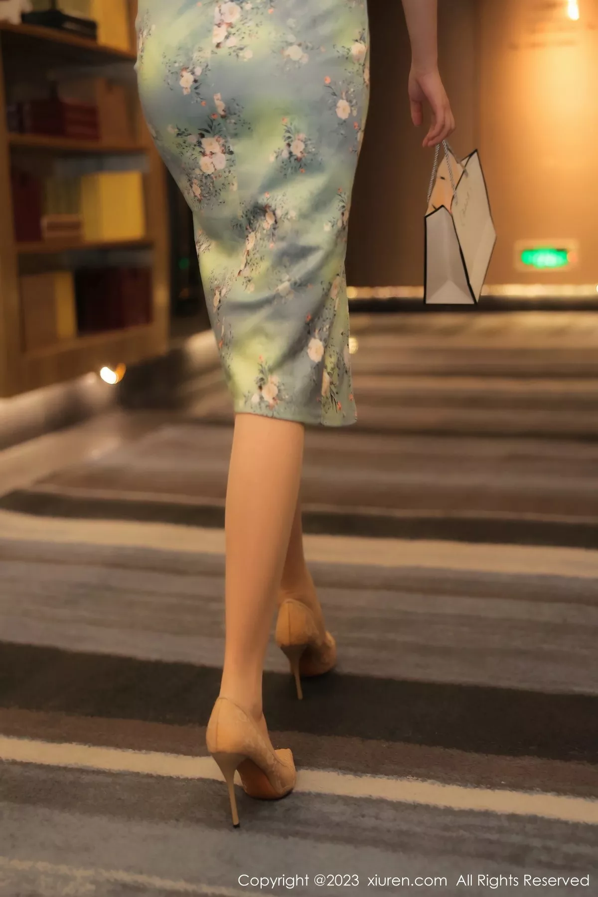 秀人集.com_[XiuRen秀人网]No.6464_模特Arude薇薇绿灰色旗袍露黑色蕾丝内衣秀曼妙身姿诱惑写真69P