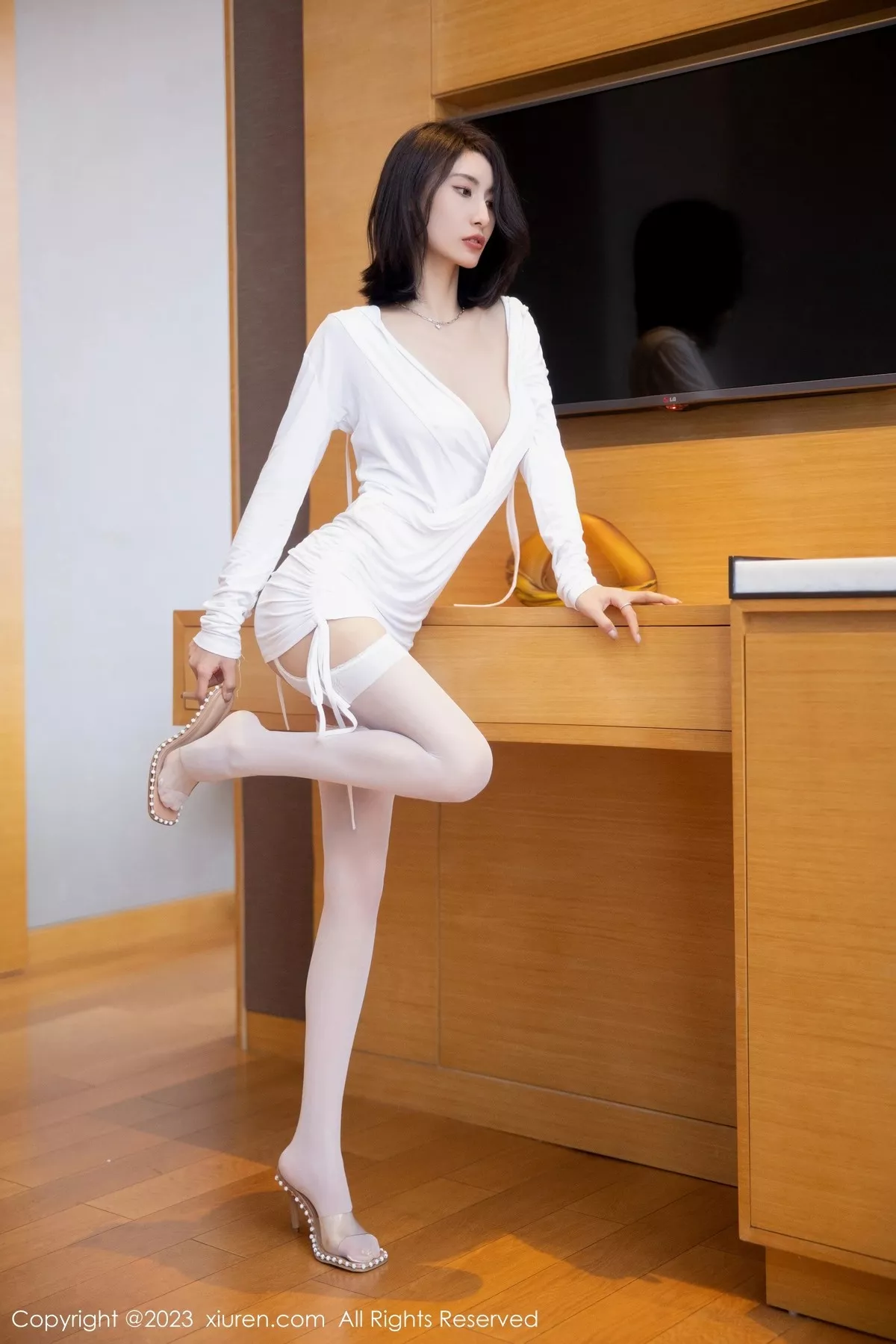 秀人集.com_[XiuRen秀人网]No.6630_模特Lingyu69性感白色服饰配白丝吊袜秀惹火身材撩人诱惑写真86P