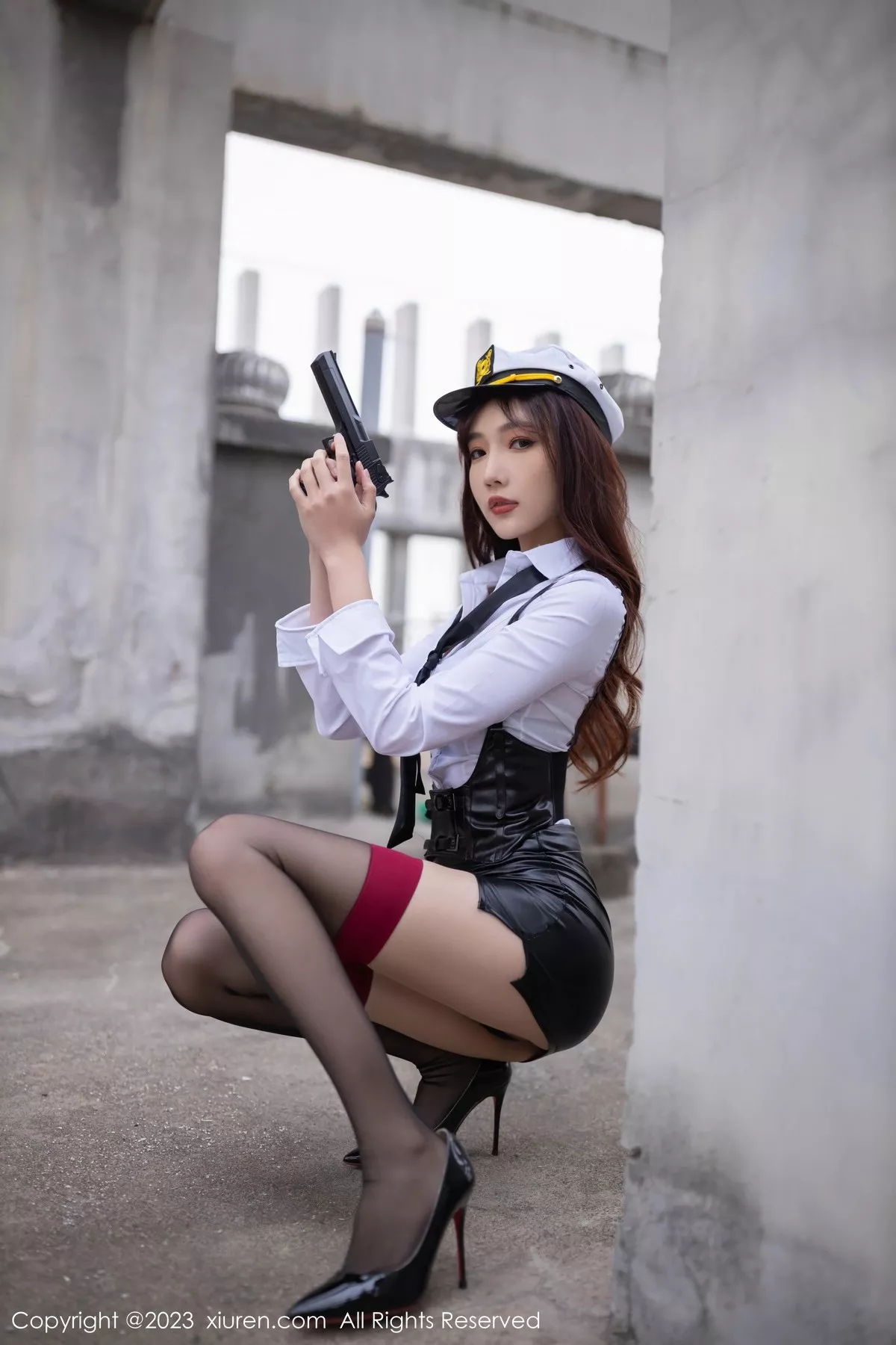 秀人集.com_[XiuRen秀人网]No.6653_模特陆萱萱女警装扮性感白T配黑色背带裙秀完美身材诱惑写真80P