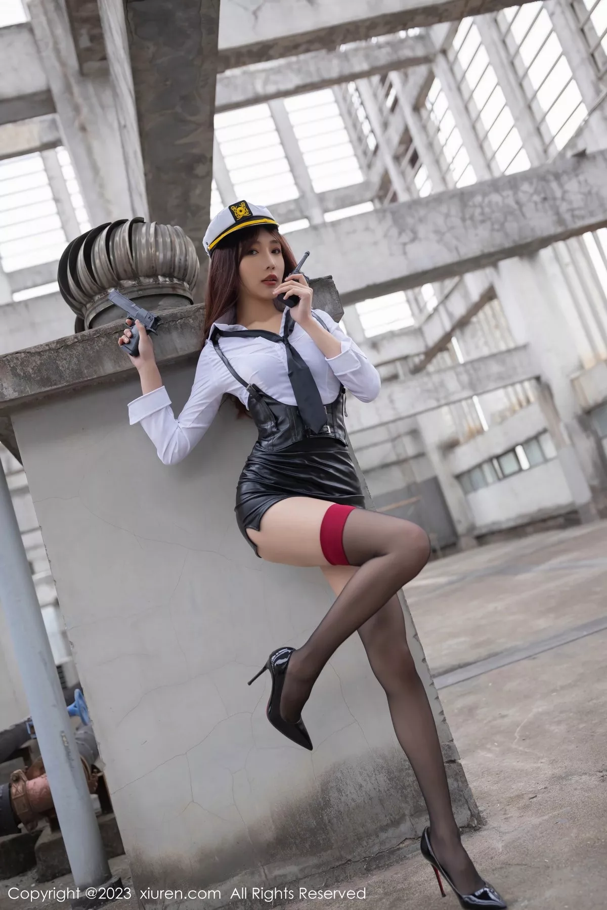秀人集.com_[XiuRen秀人网]No.6653_模特陆萱萱女警装扮性感白T配黑色背带裙秀完美身材诱惑写真80P