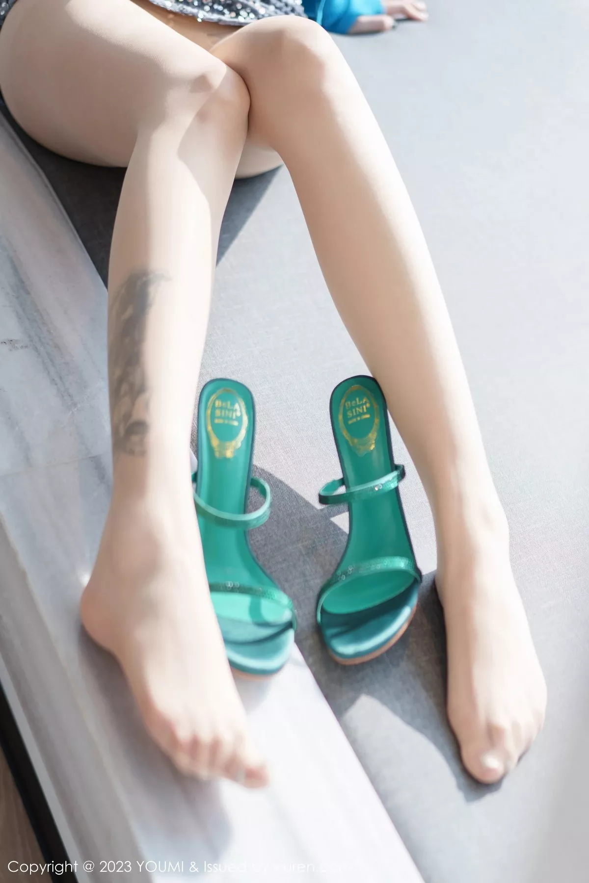 秀人集.com_[YouMi尤蜜荟]Vol.932_女神王雨纯蓝色上衣配深灰短裙露超薄肉丝秀完美身材诱惑写真84P