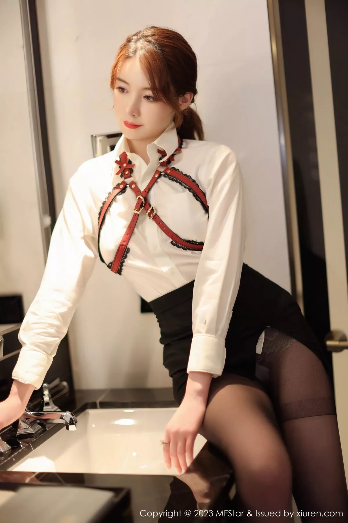 秀人集.com_[MFStar模范学院]Vol.615_模特yoo优优性感白T配黑色短裙露超薄黑丝秀美腿诱惑写真50P