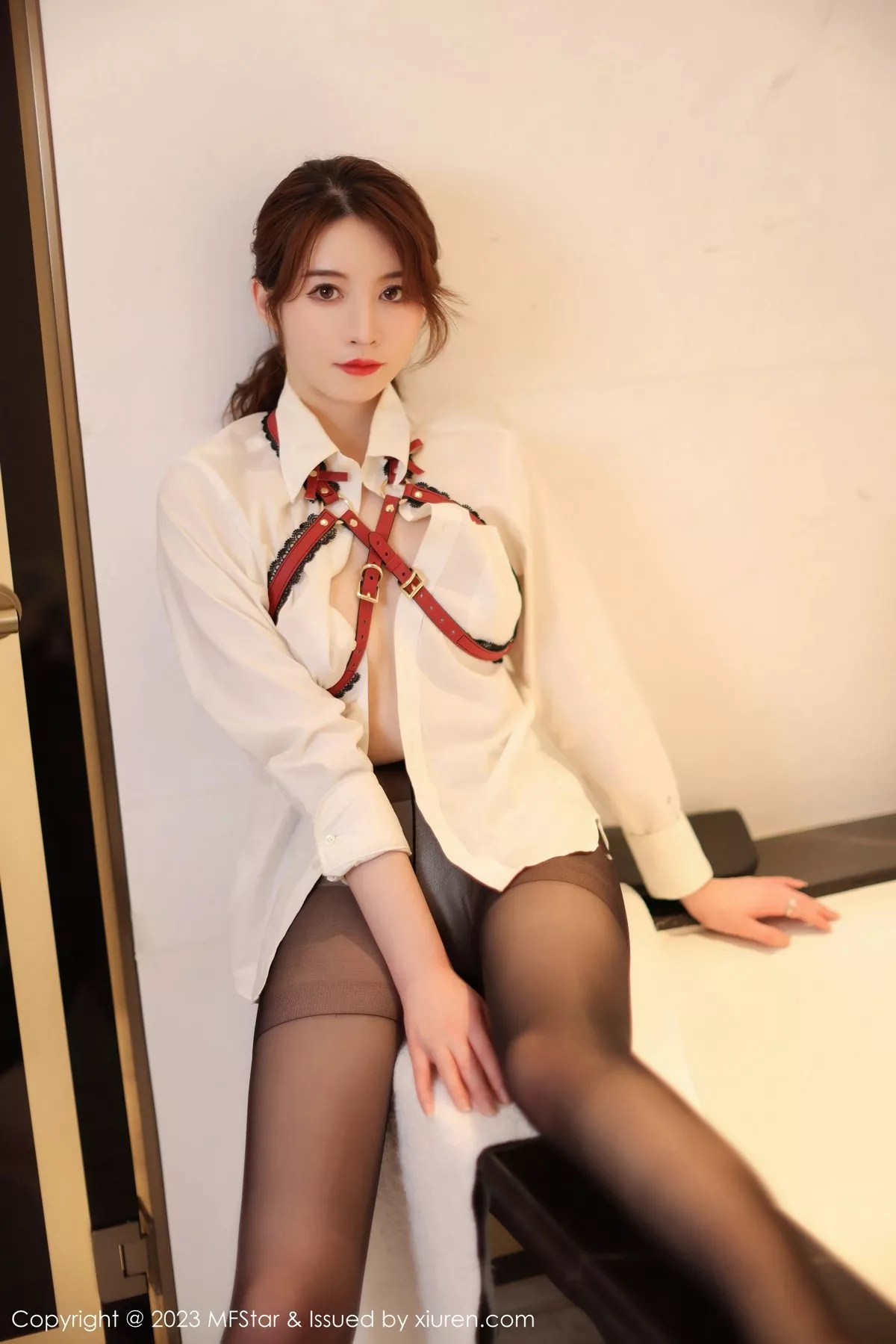 秀人集.com_[MFStar模范学院]Vol.615_模特yoo优优性感白T配黑色短裙露超薄黑丝秀美腿诱惑写真50P