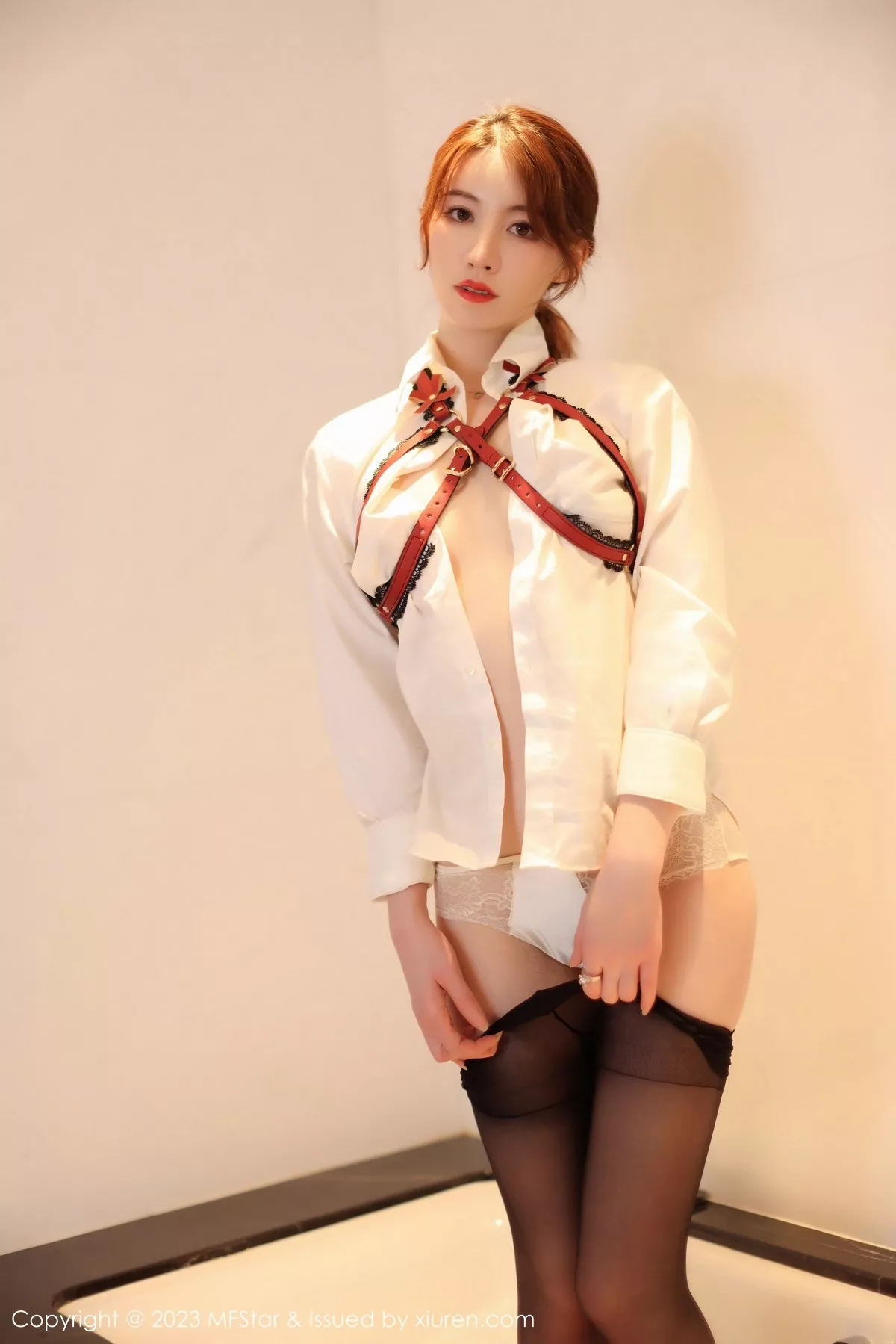 秀人集.com_[MFStar模范学院]Vol.615_模特yoo优优性感白T配黑色短裙露超薄黑丝秀美腿诱惑写真50P