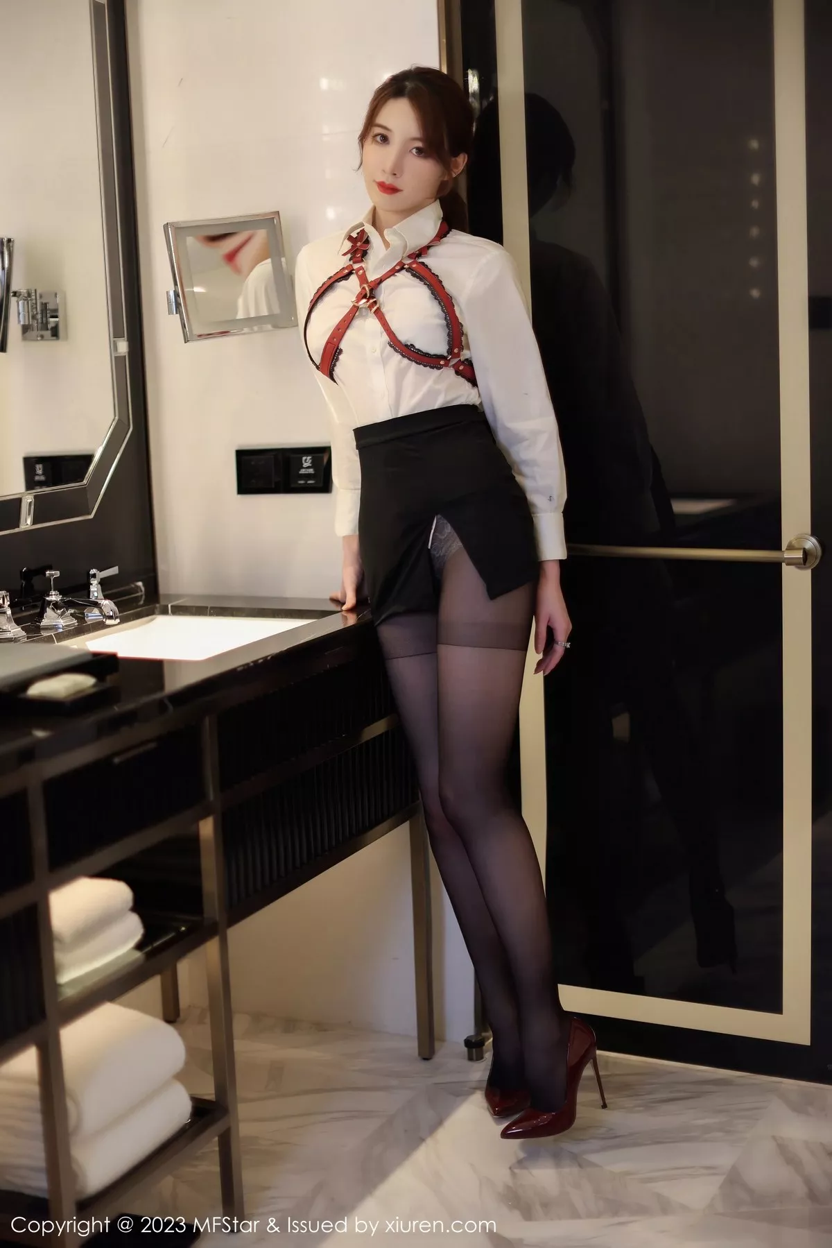 秀人集.com_[MFStar模范学院]Vol.615_模特yoo优优性感白T配黑色短裙露超薄黑丝秀美腿诱惑写真50P