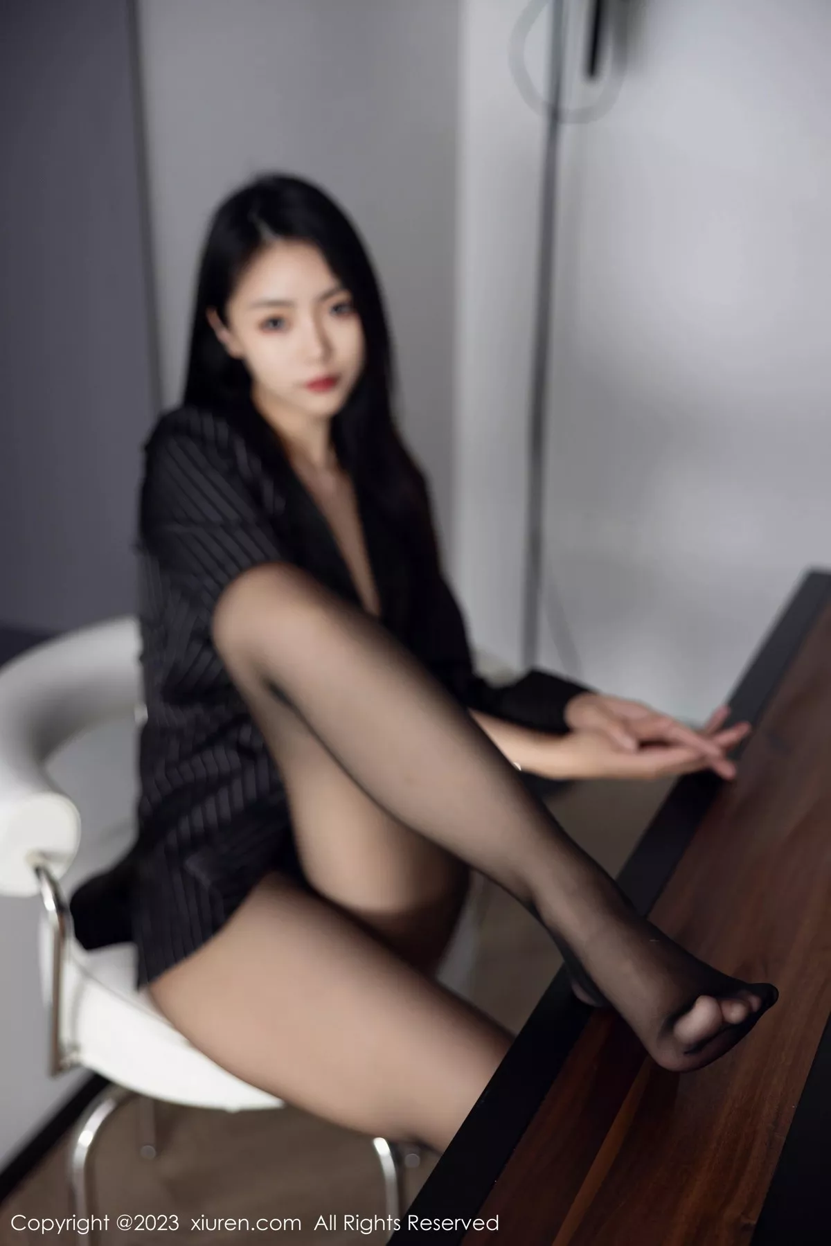 秀人集.com_[XiuRen秀人网]No.6677_模特可乐Vicky性感黑色条纹上衣配超薄黑丝秀修长美腿迷人写真77P