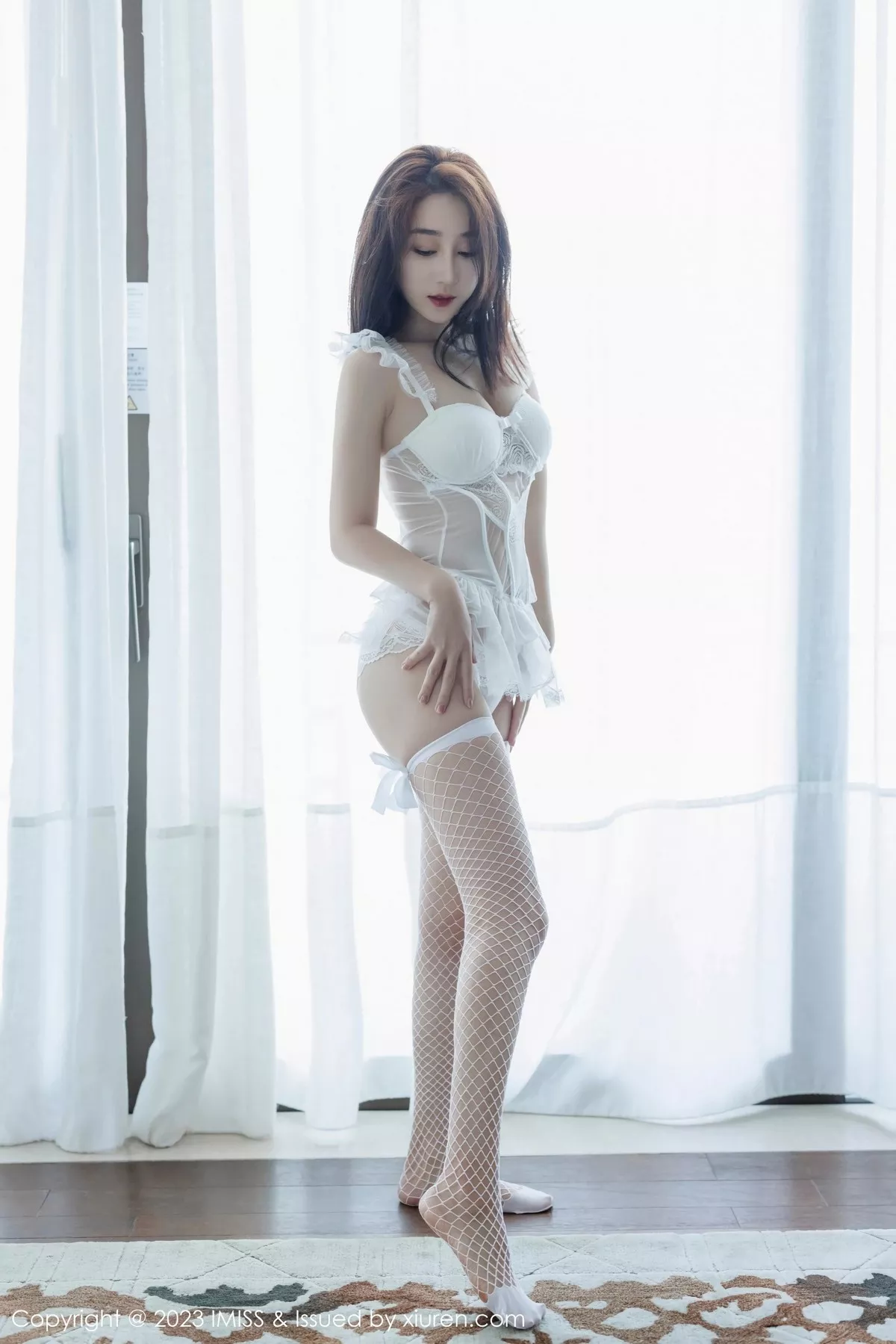 秀人集.com_[IMISS爱蜜社]Vol.733_模特九月生性感白色蕾丝轻透连衣裙配白丝网袜秀美腿诱惑写真40P