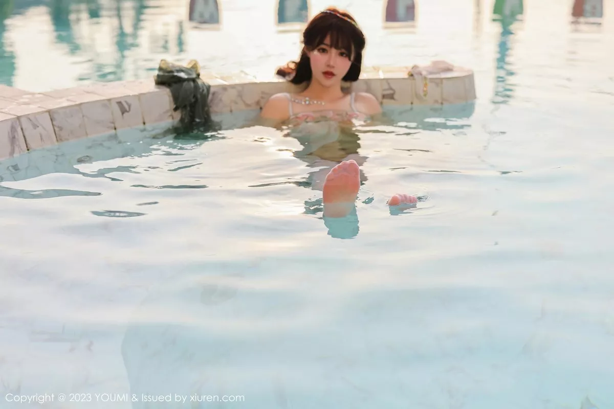 秀人集.com_[YouMi尤蜜荟]Vol.936_女神朱可儿Flora泳池边淡黄色轻透薄纱秀雪峰美臀极致诱惑写真84P