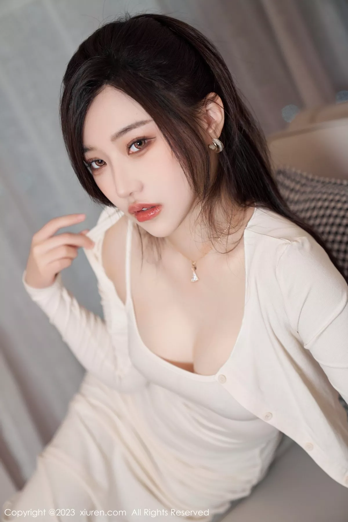 秀人集.com_[XiuRen秀人网]No.6761_模特妙可可Cheese浅色吊带长裙配原色丝袜秀完美身材诱惑写真90P