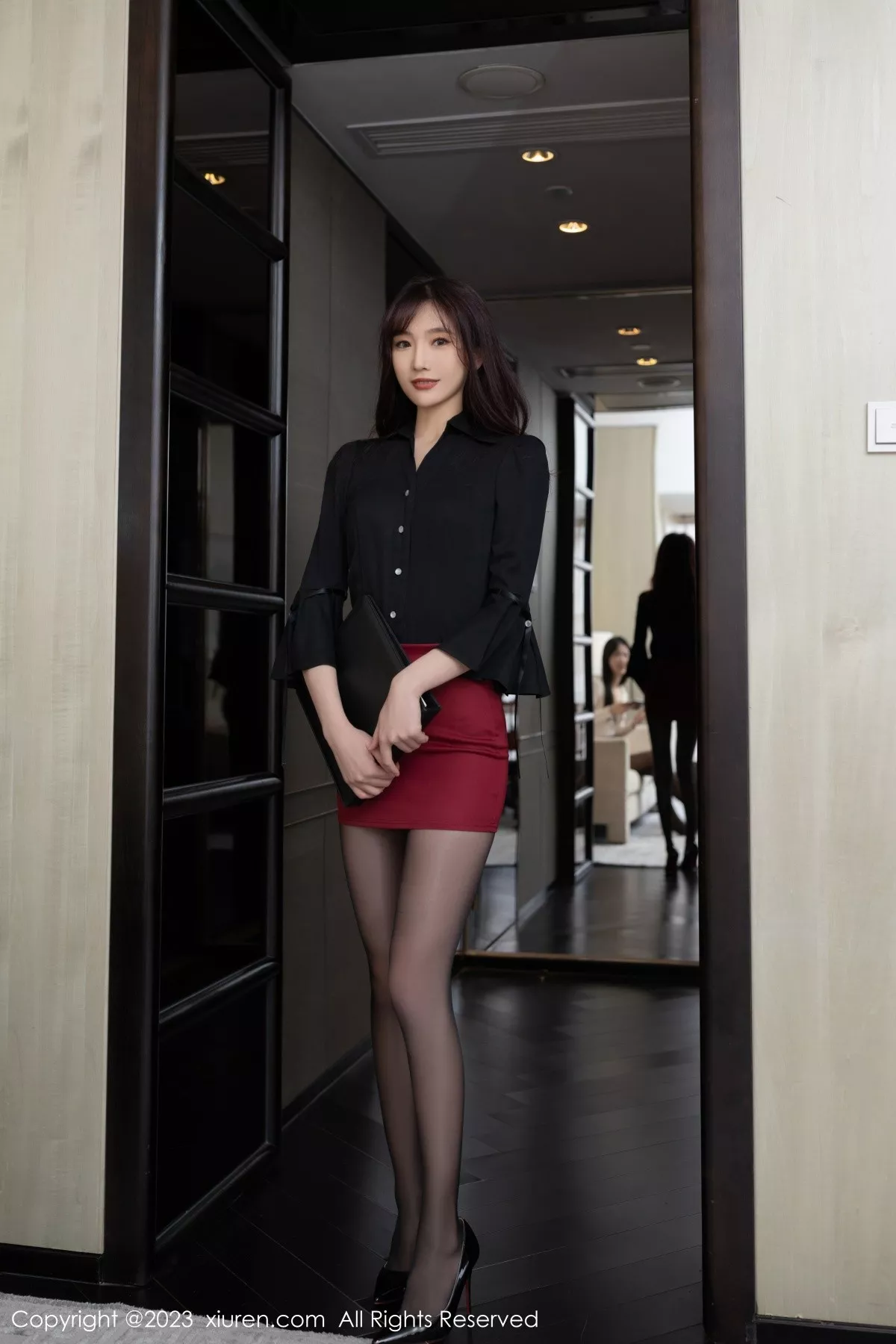 秀人集.com_[XiuRen秀人网]No.6763_模特陆萱萱面试主题黑色上衣配红短裙露性感内衣撩人诱惑写真80P