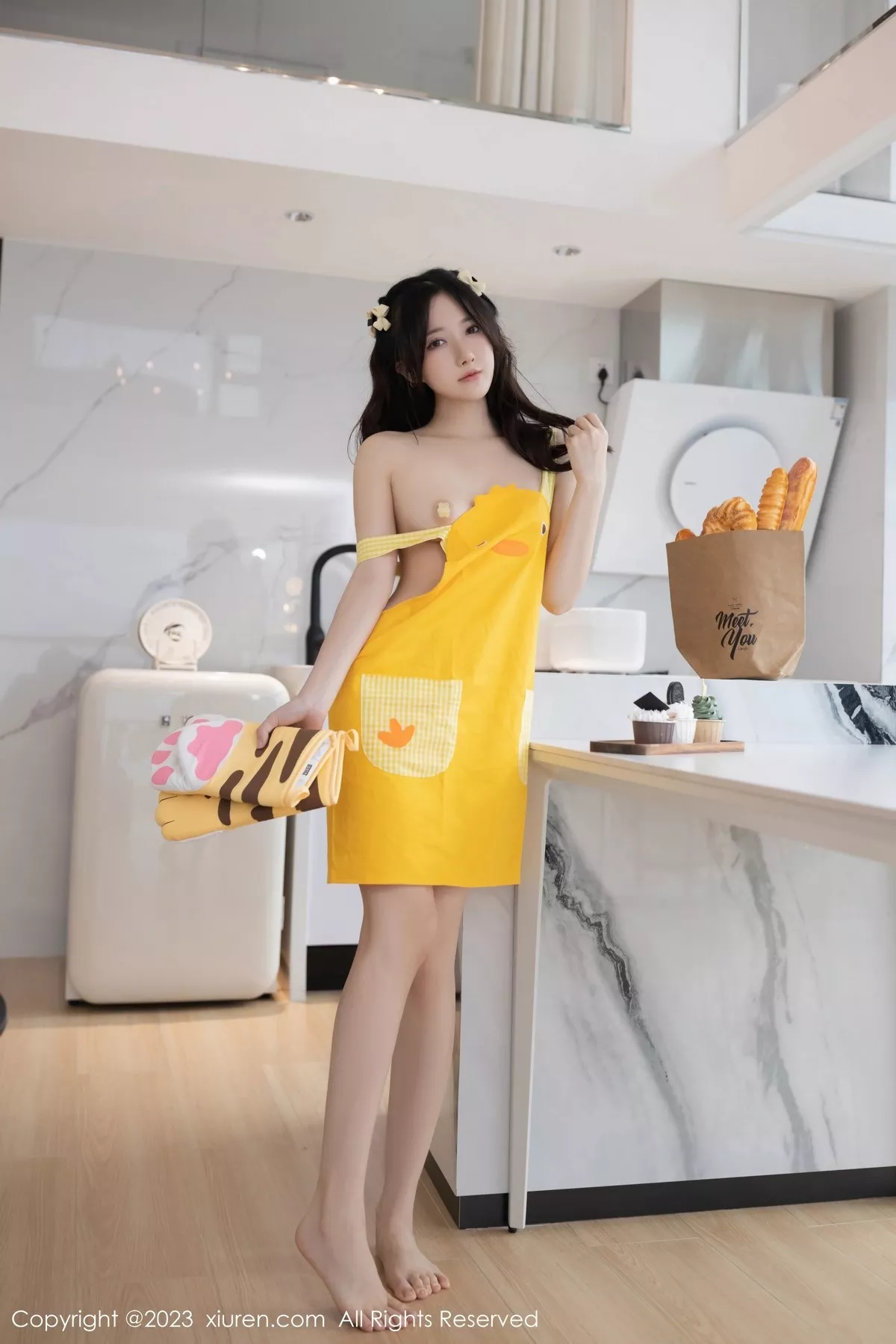 秀人集.com_[XiuRen秀人网]No.6615_模特鱼子酱Fish性感黄色真空围裙+白色睡裙秀完美身材诱惑写真80P