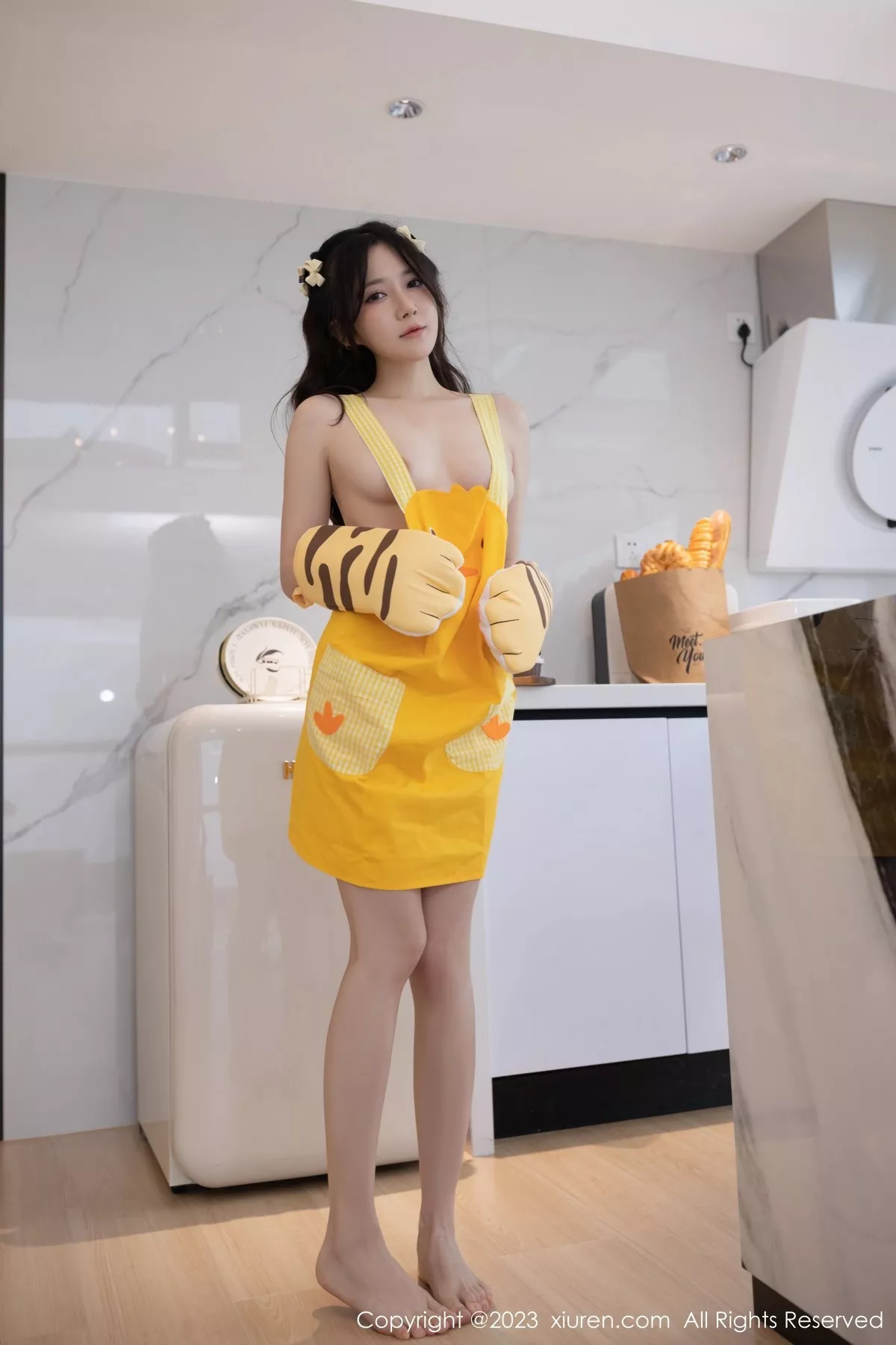 秀人集.com_[XiuRen秀人网]No.6615_模特鱼子酱Fish性感黄色真空围裙+白色睡裙秀完美身材诱惑写真80P
