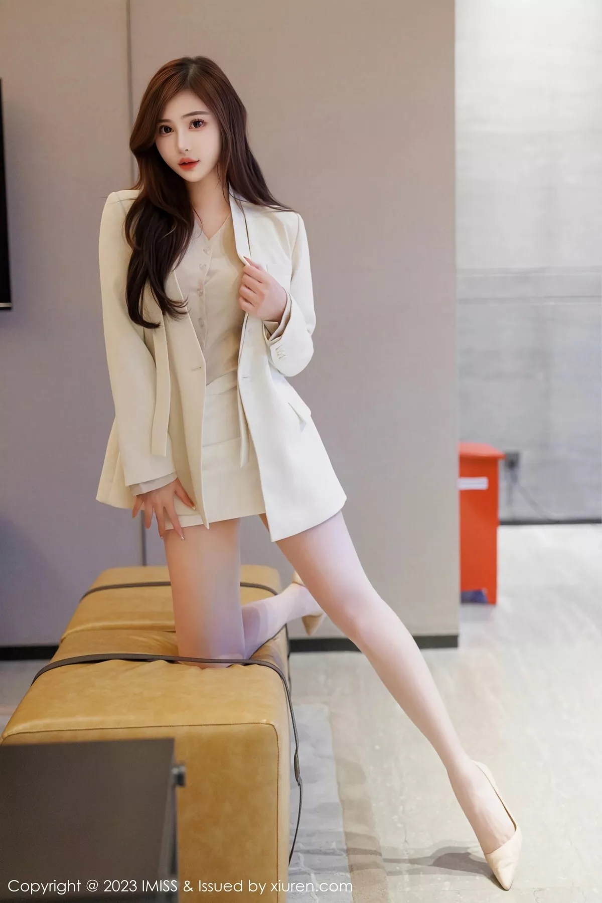 秀人集.com_[IMISS爱蜜社]Vol.732_气质女神Lavinia肉性感OL装扮淡灰蕾丝内衣秀完美身材诱惑写真45P