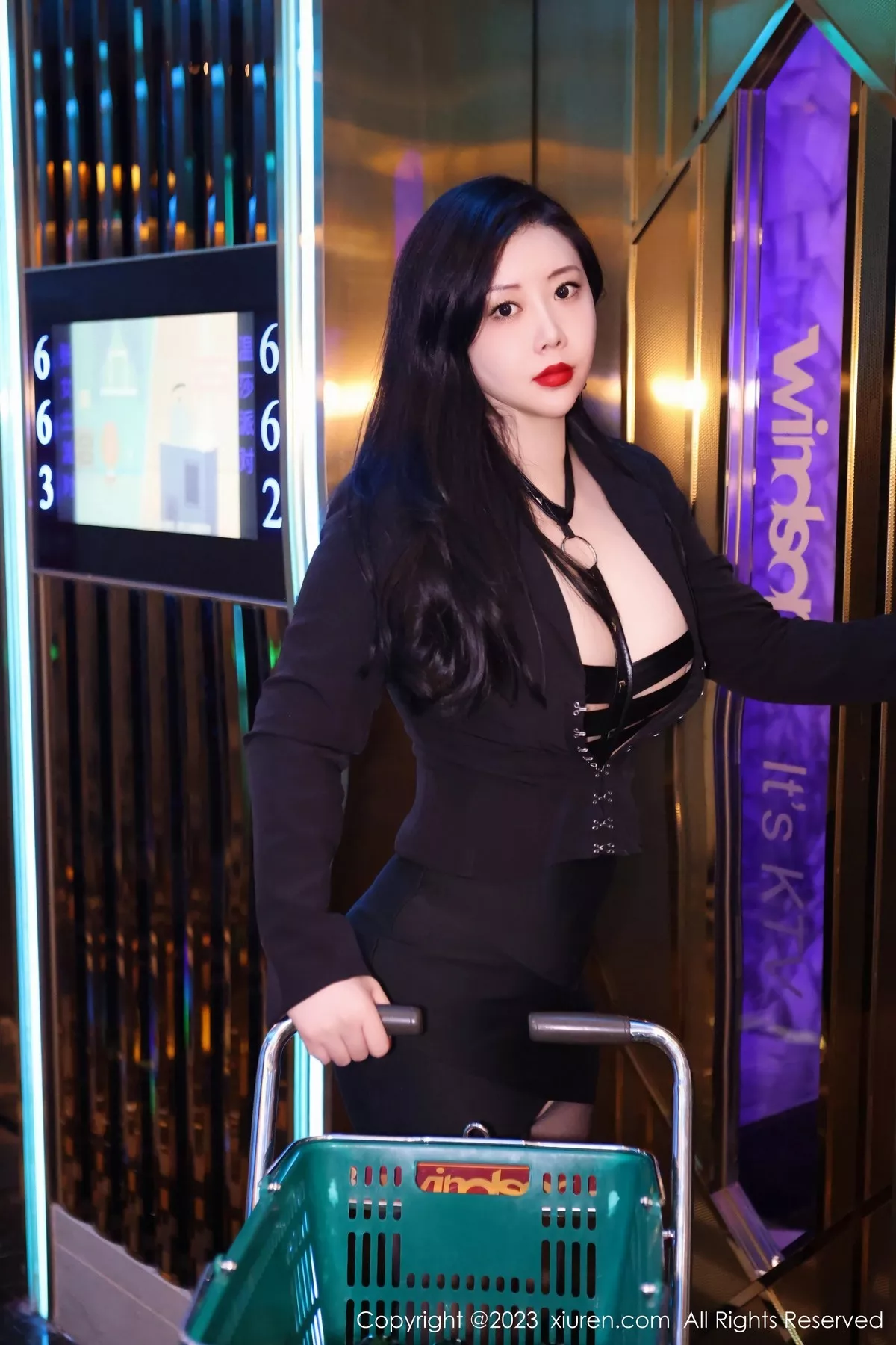 秀人集.com_[XiuRen秀人网]No.6766_模特王婉悠Queen性感黑色情趣服配开档黑丝秀惹火身材诱惑写真82P