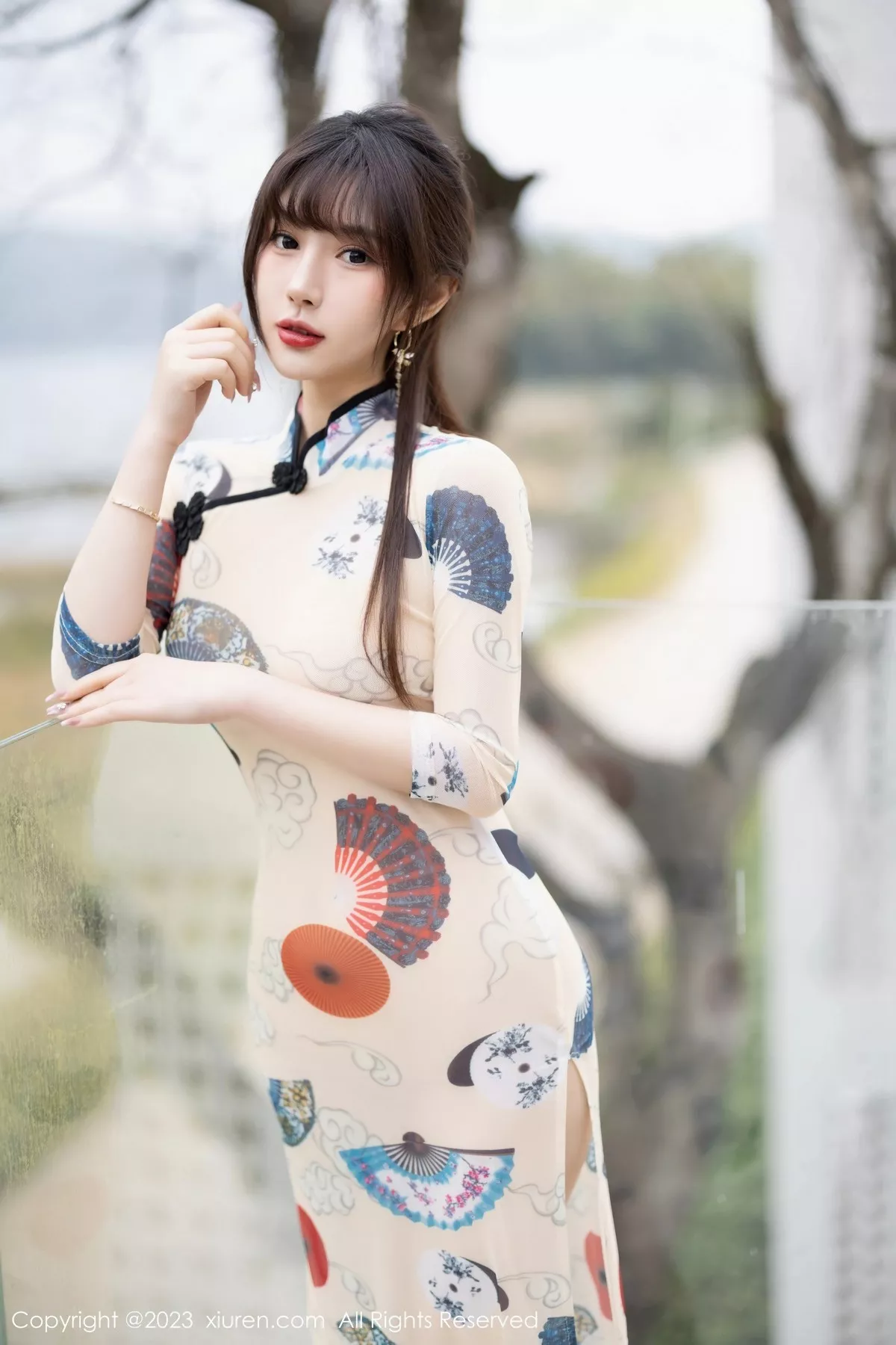 秀人集.com_[XiuRen秀人网]No.6831_模特张欣欣性感白色图案旗袍+红色薄纱轻透情趣服惹火诱惑写真72P