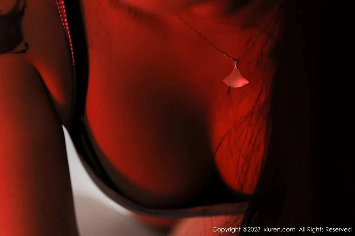 秀人集.com_[XiuRen秀人网]No.6837_模特S纯一脱粉灰吊带裙露黑色内衣配白丝袜秀曼妙身姿诱惑写真73P