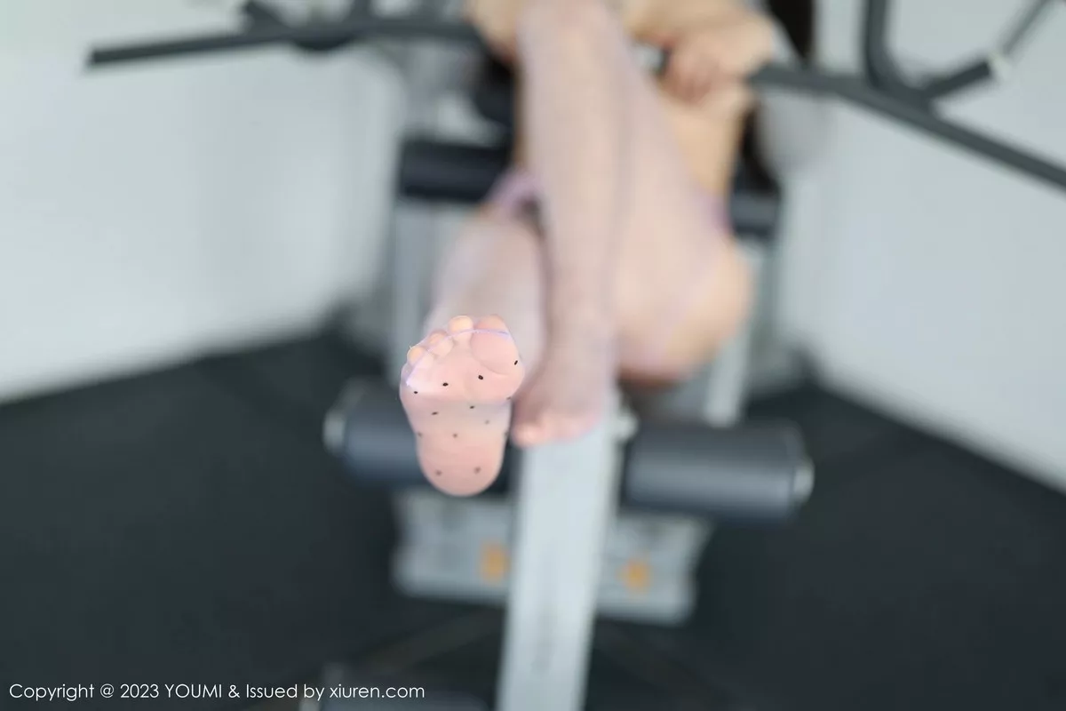 秀人集.com_[YouMi尤蜜荟]Vol.946_女神朱可儿Flora半脱牛仔裤露粉色圆点丝袜秀丰满身材诱惑写真92P