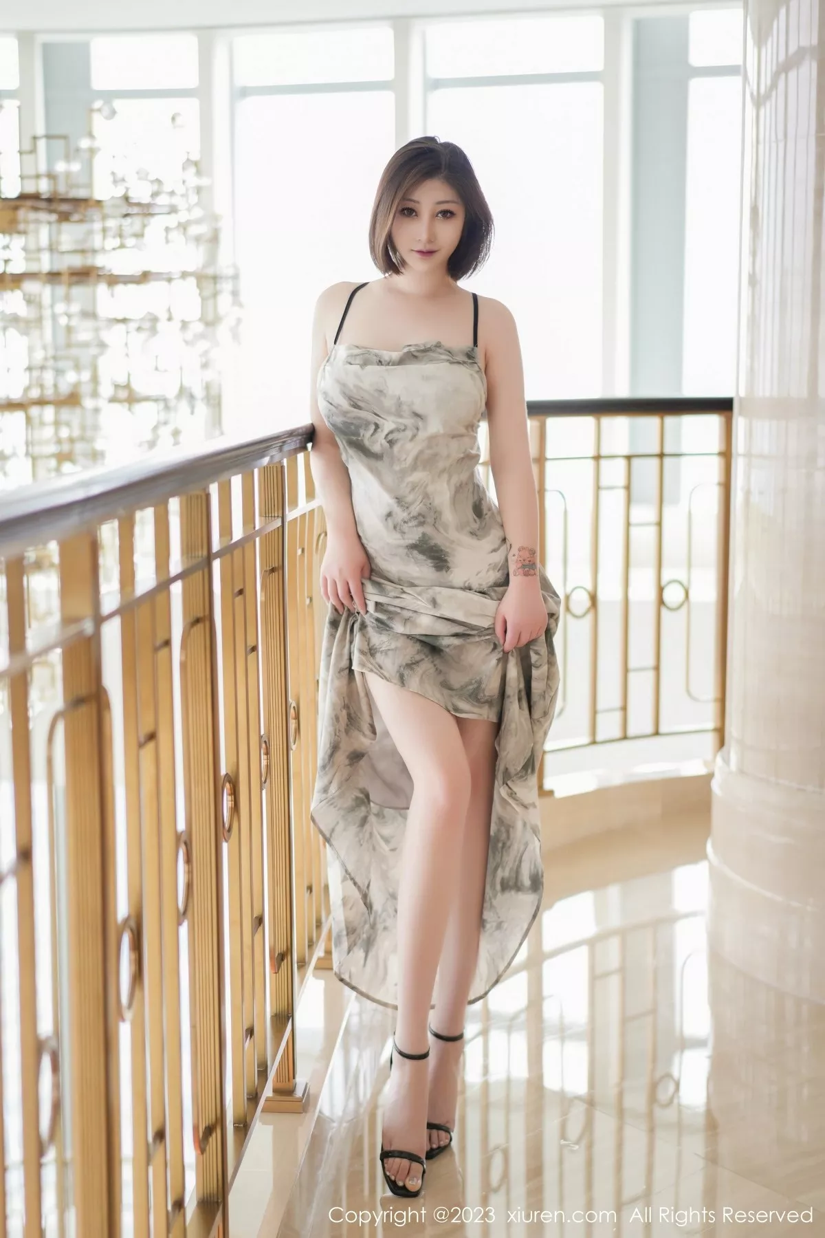 秀人集.com_[XiuRen秀人网]No.6846_女神妲己_Toxic脱浅灰色吊带连衣长裙露雪峰美臀惹火诱惑写真64P